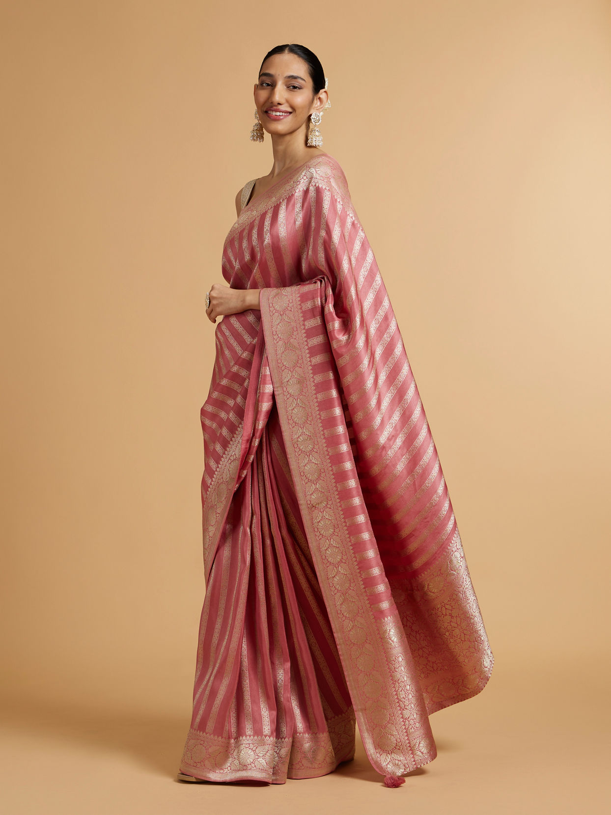 alt message - Mohey Women Rose Pink Floral Patterned Saree image number 2