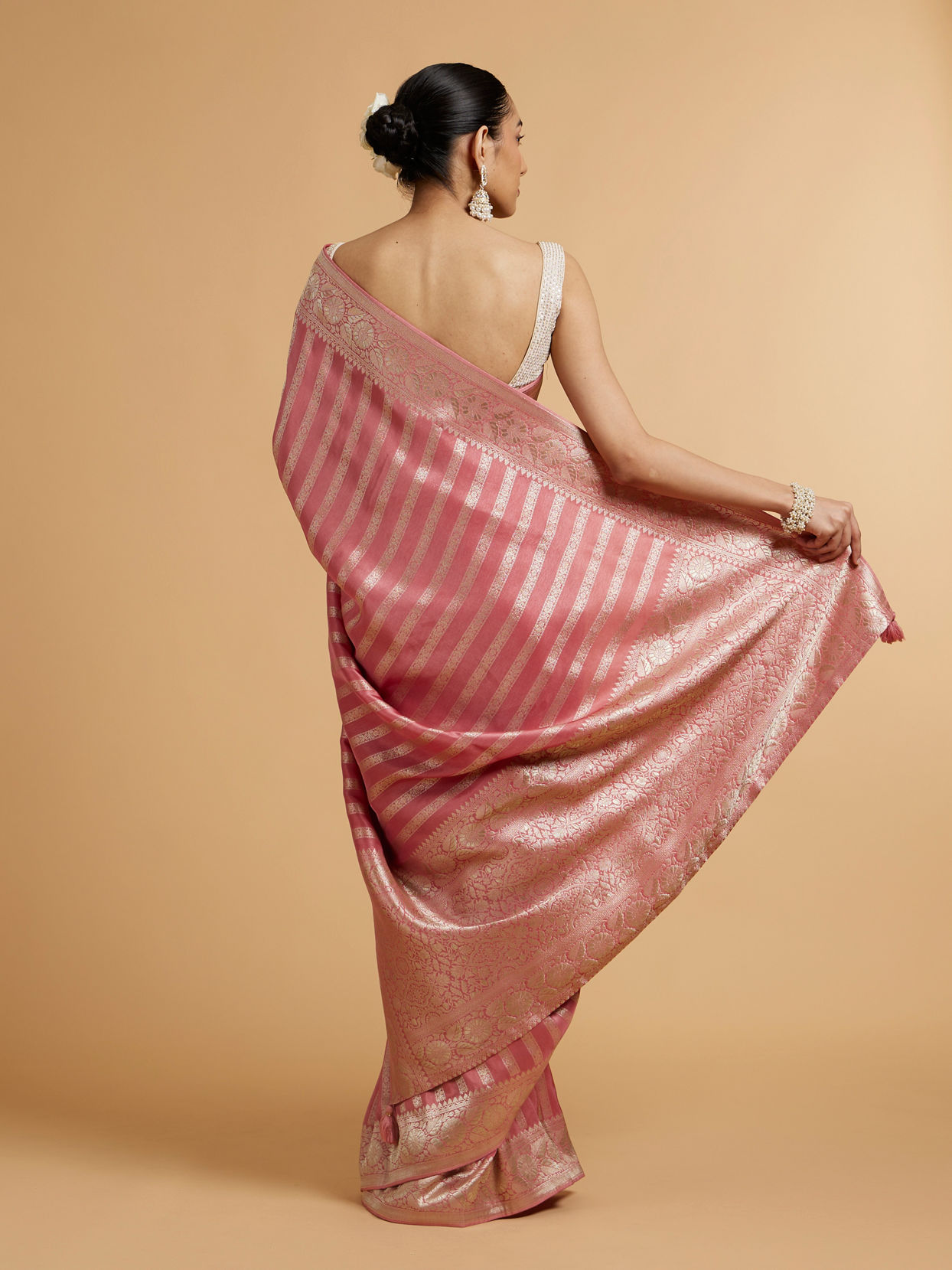 Mohey Women Rose Pink Floral Patterned Saree