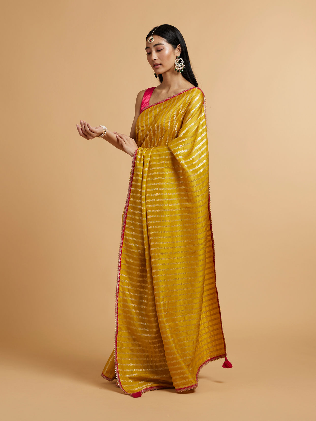 alt message - Mohey Women Mustard Yellow Linear Leaf Patterned Saree image number 2