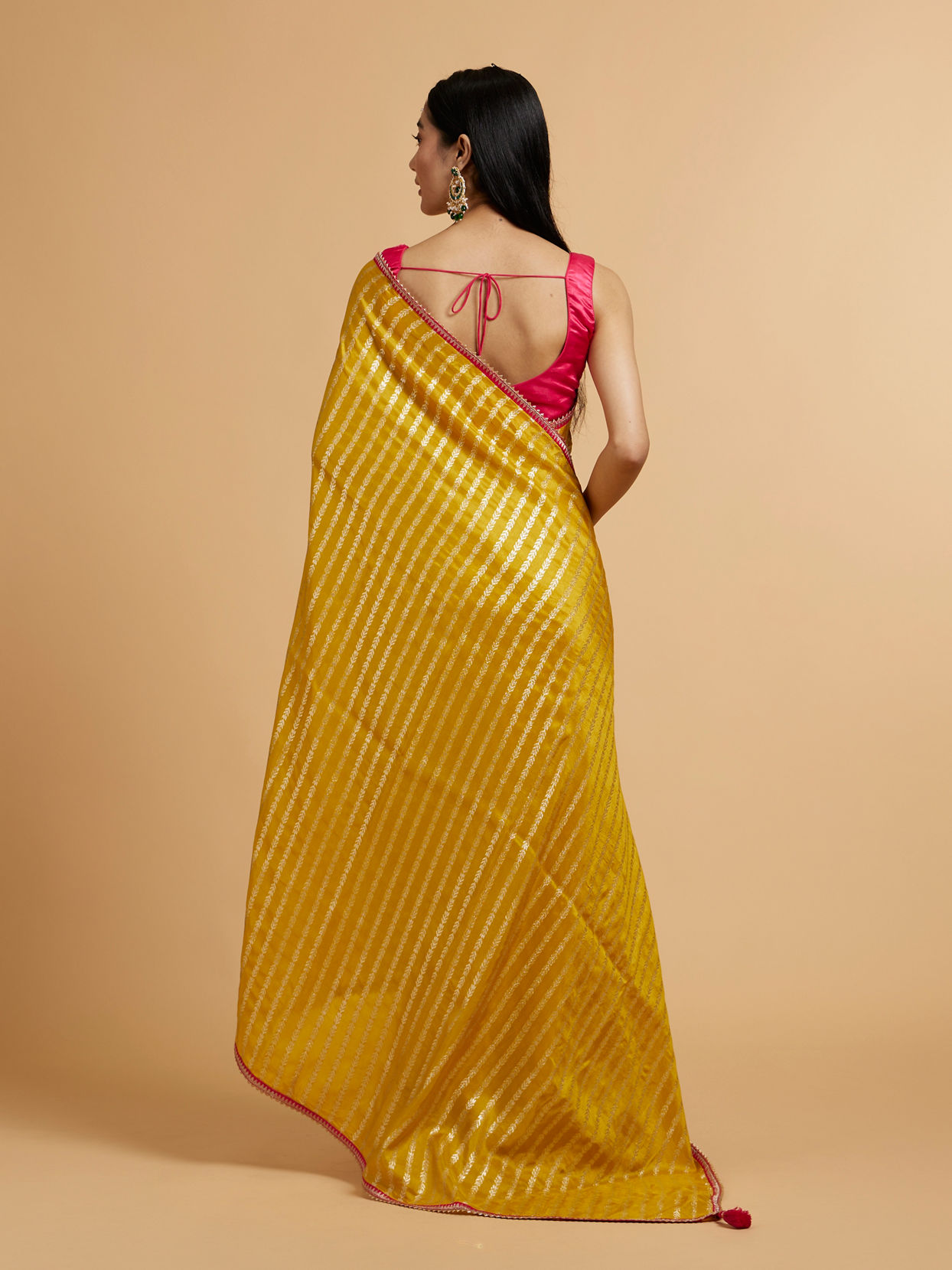 alt message - Mohey Women Mustard Yellow Linear Leaf Patterned Saree image number 4