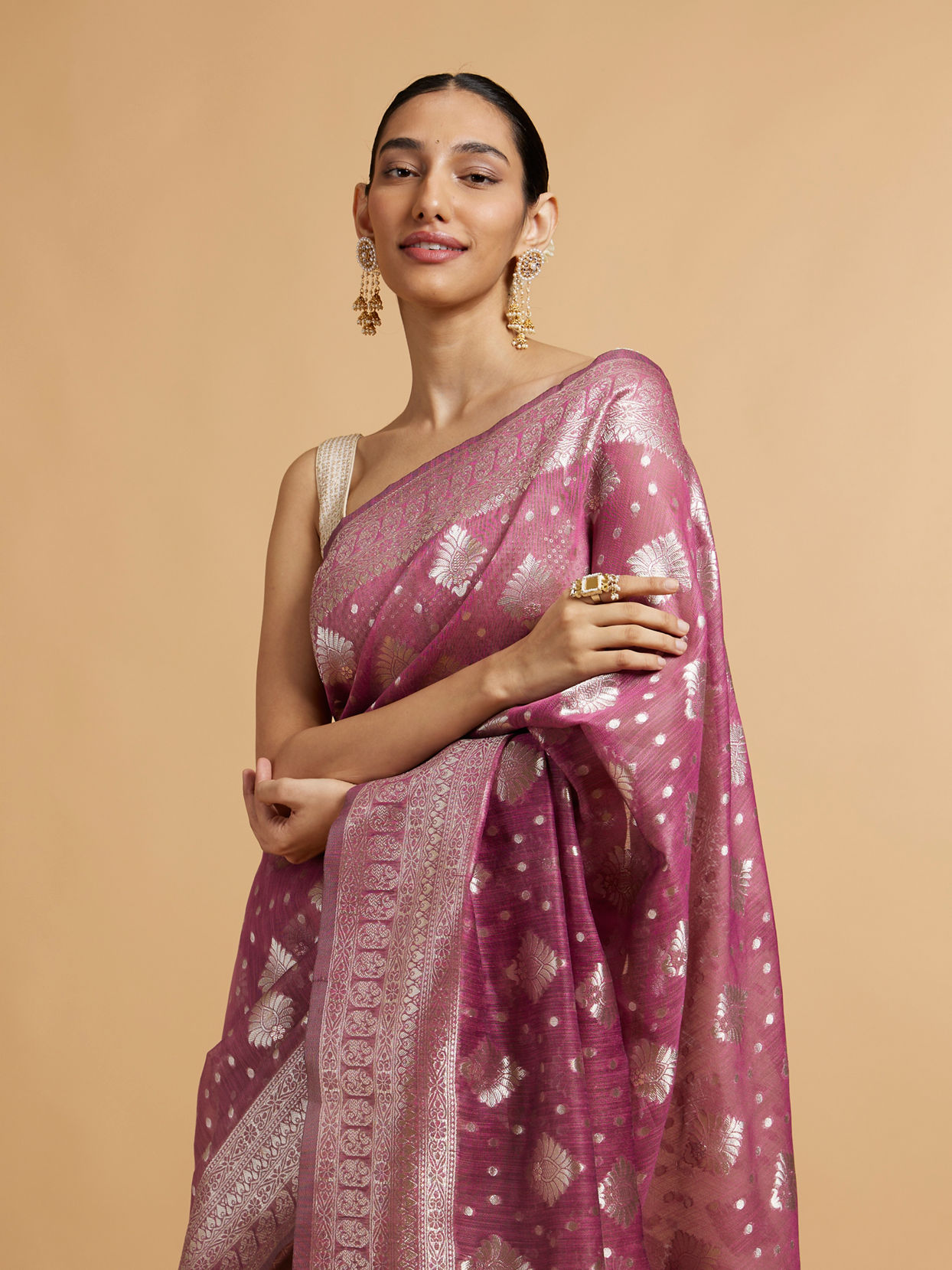 alt message - Mohey Women Dark Purple Zari Work Saree with Floral Motifs image number 1