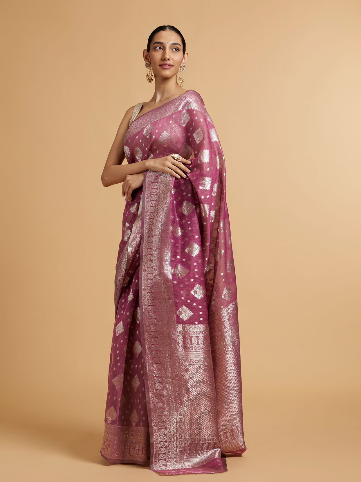 alt message - Mohey Women Dark Purple Zari Work Saree with Floral Motifs image number 2