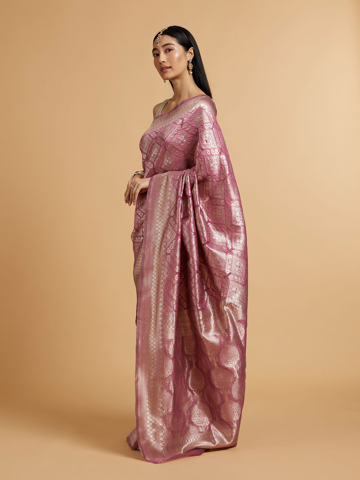 alt message - Mohey Women Dark Purple Saree with Chowkadi & Floral Motifs image number 2