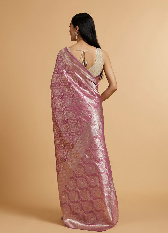 alt message - Mohey Women Dark Purple Saree with Chowkadi & Floral Motifs image number 4