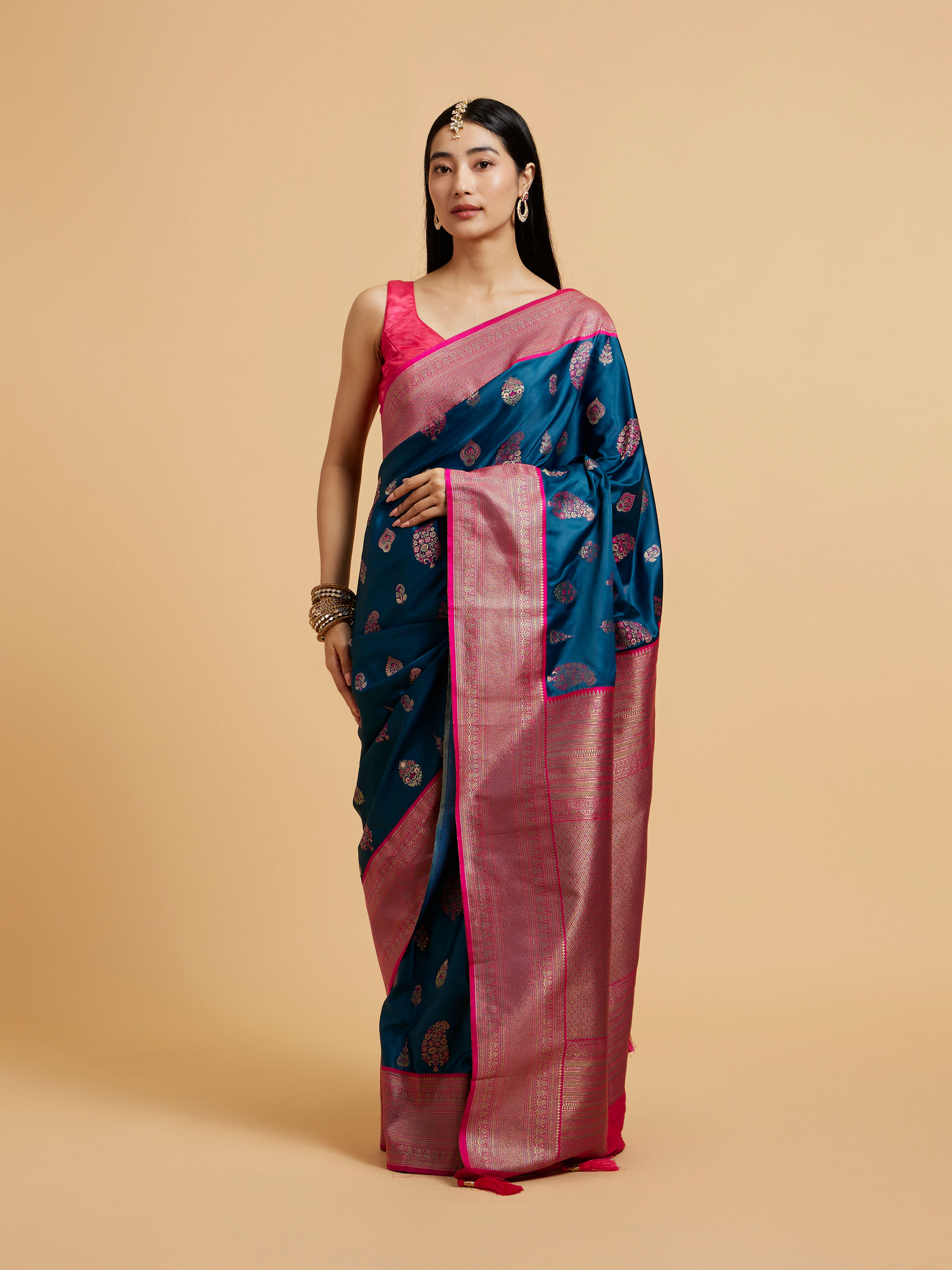 Mohey Women Elegant Blue Saree