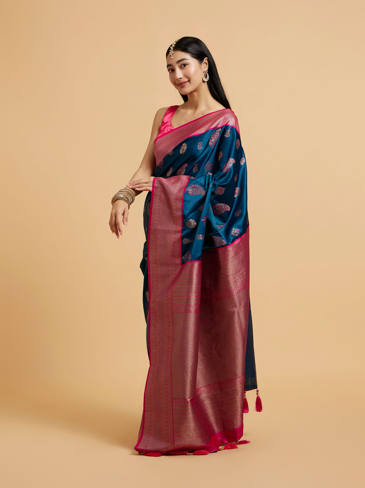 Mohey Women Elegant Blue Saree