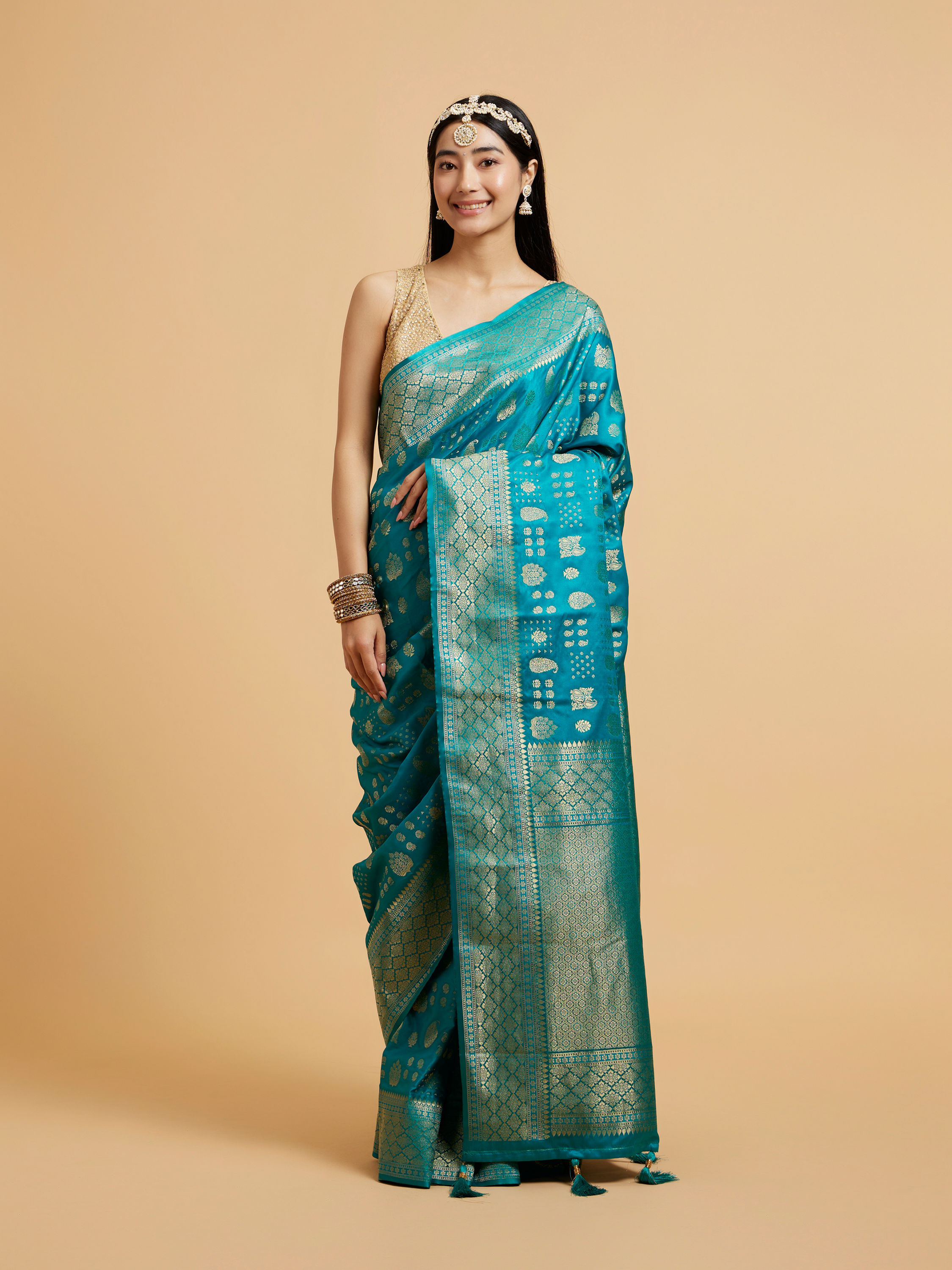 Mohey Women Rama Green Saree with Paisley and Buta Motifs