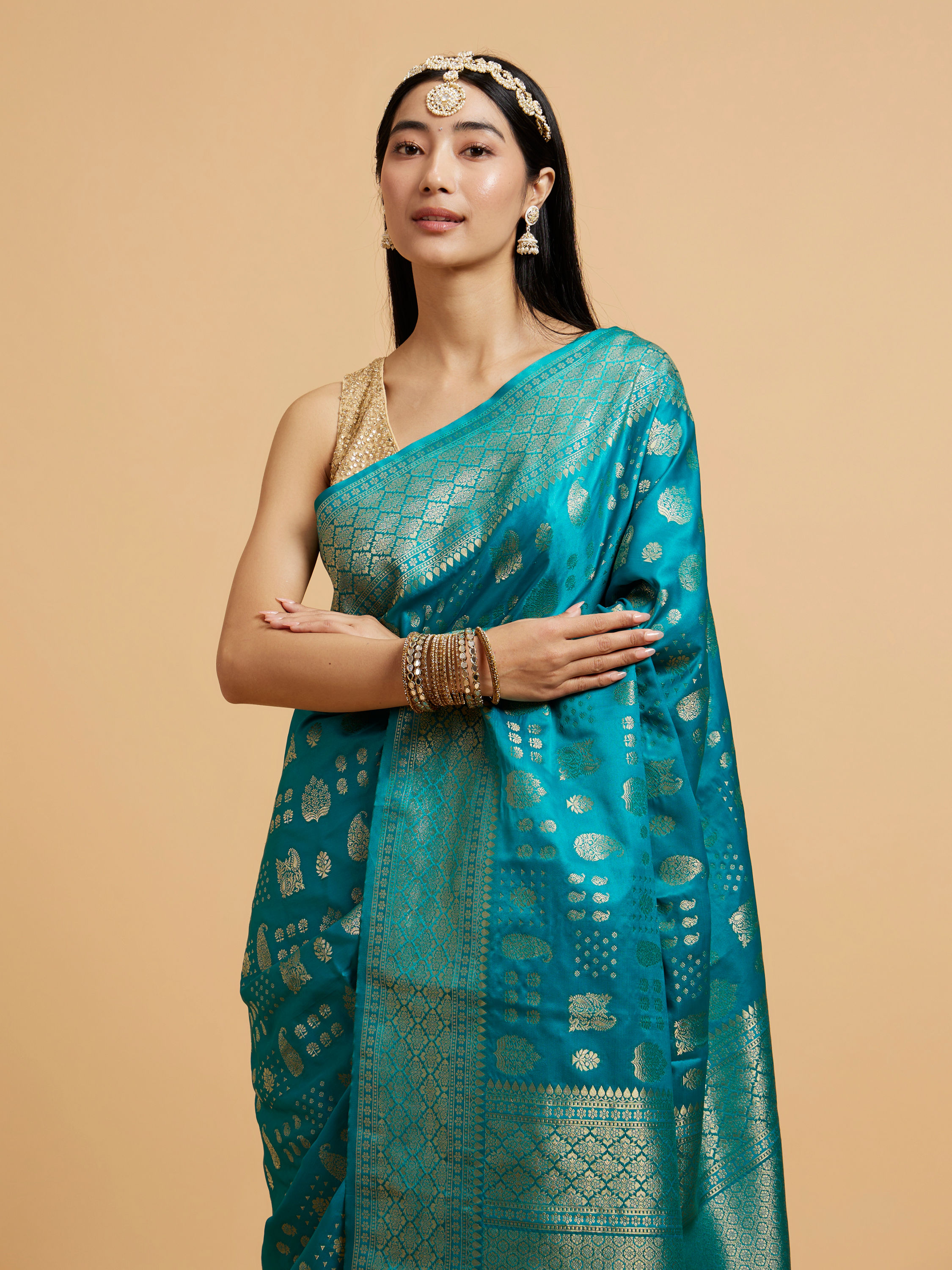 Mohey Women Rama Green Saree with Paisley and Buta Motifs