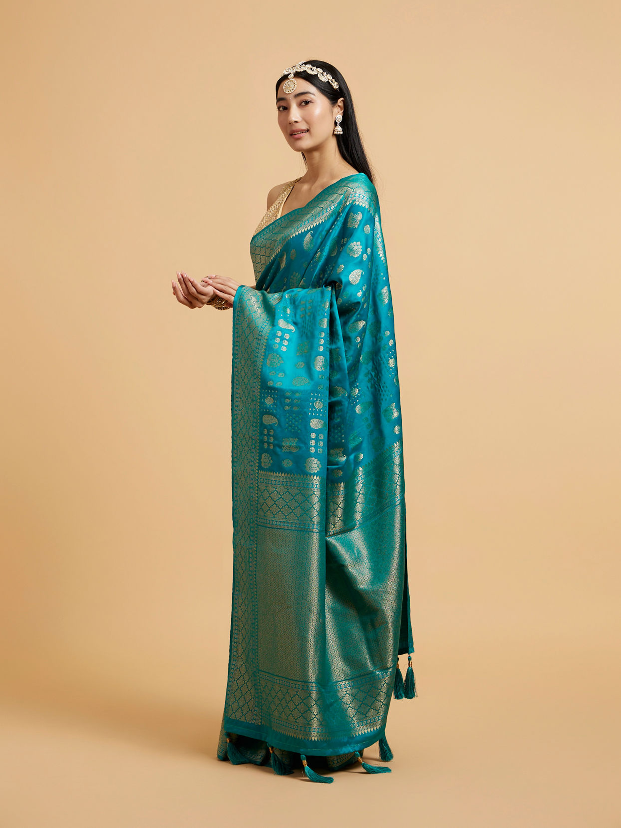 Mohey Women Rama Green Saree with Paisley and Buta Motifs