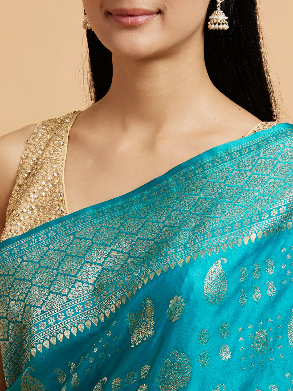 alt message - Mohey Women Regal Rama Green Saree image number 3