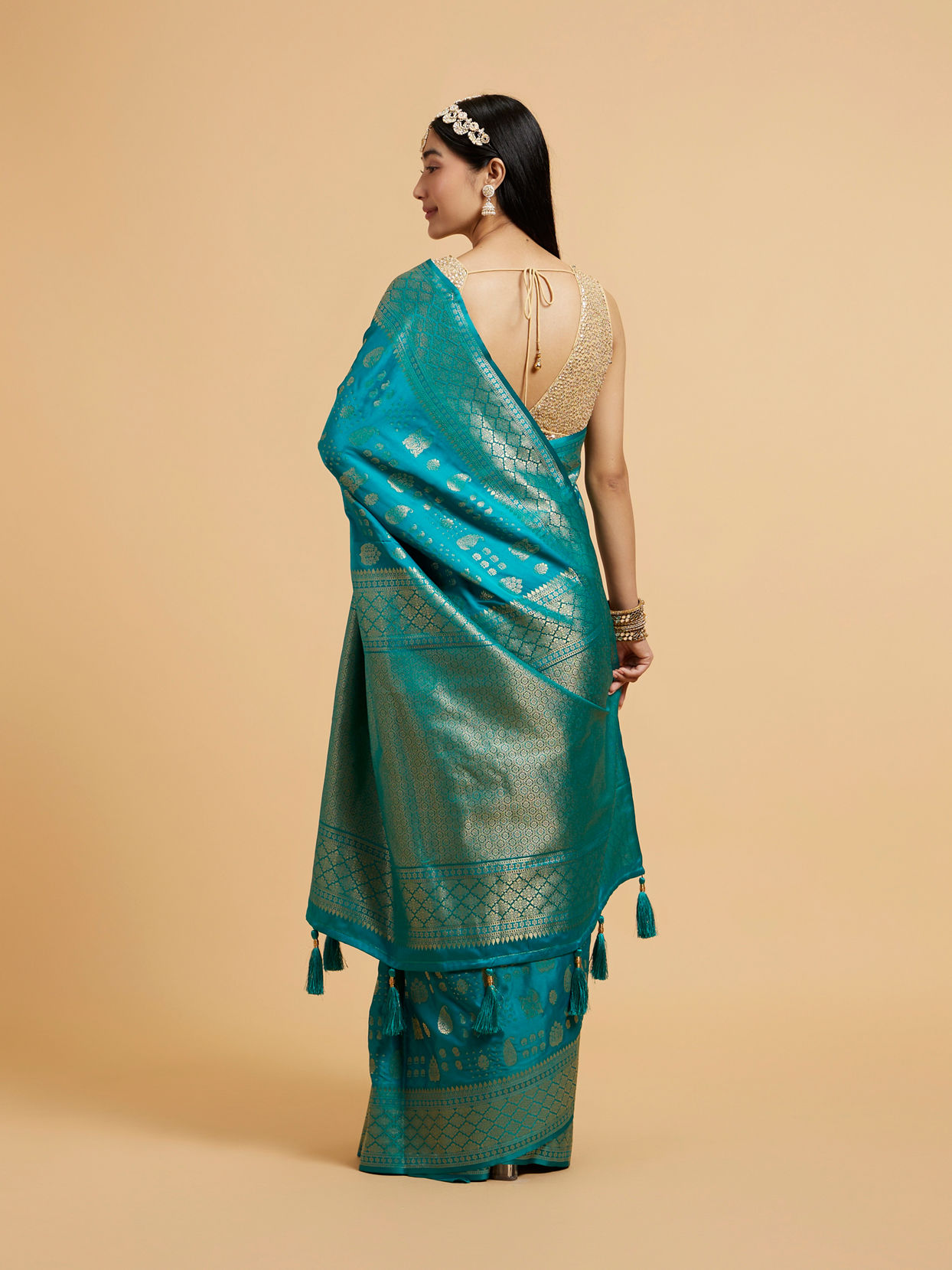 Mohey Women Rama Green Saree with Paisley and Buta Motifs