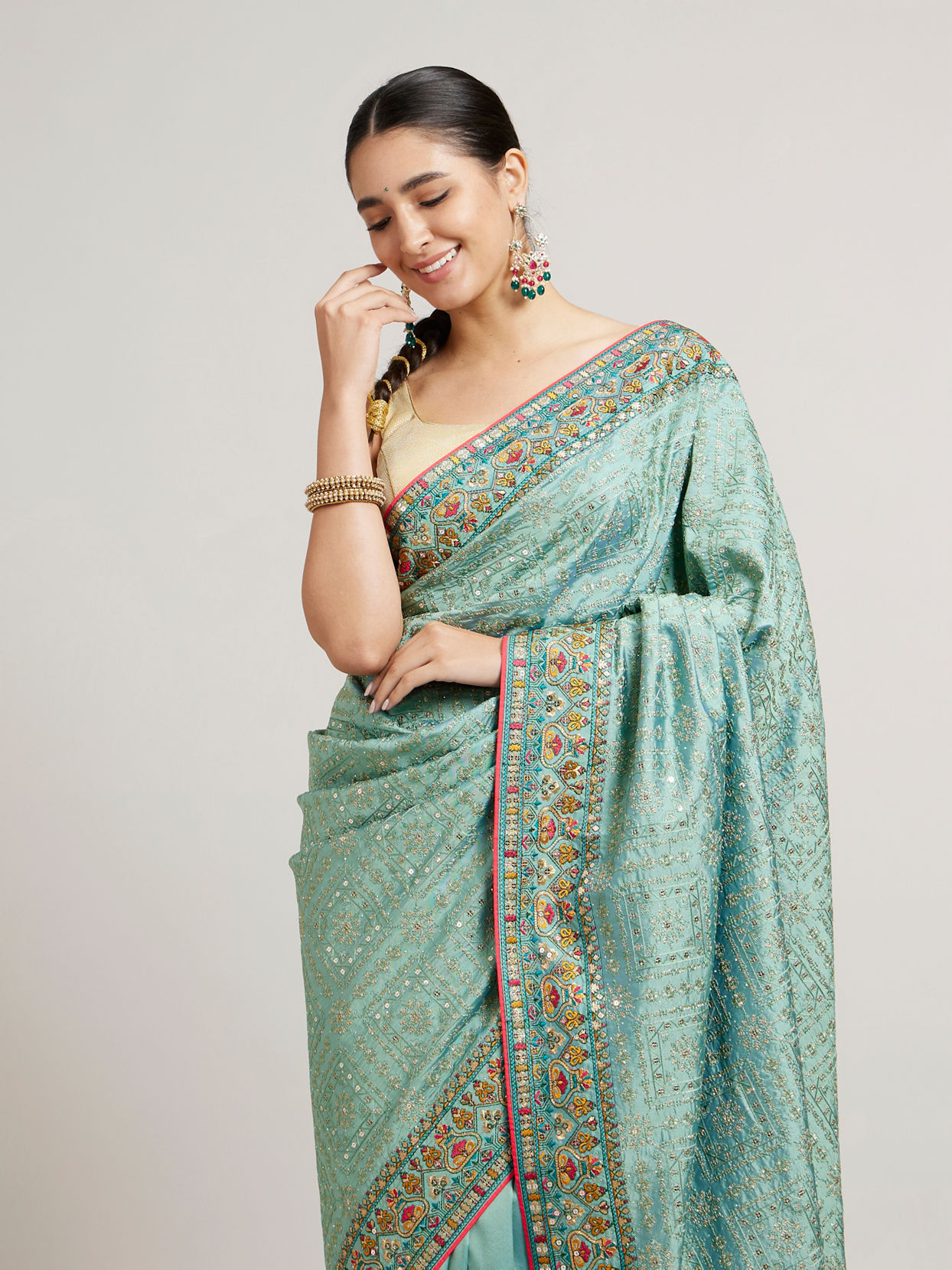 alt message - Mohey Women Sea Green Floral & Grid Patterned Saree with Sequin Work image number 1