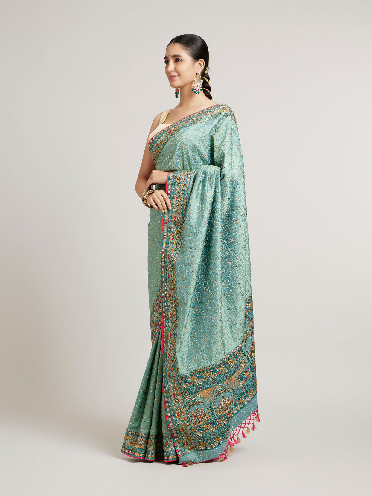 alt message - Mohey Women Sea Green Floral & Grid Patterned Saree with Sequin Work image number 2