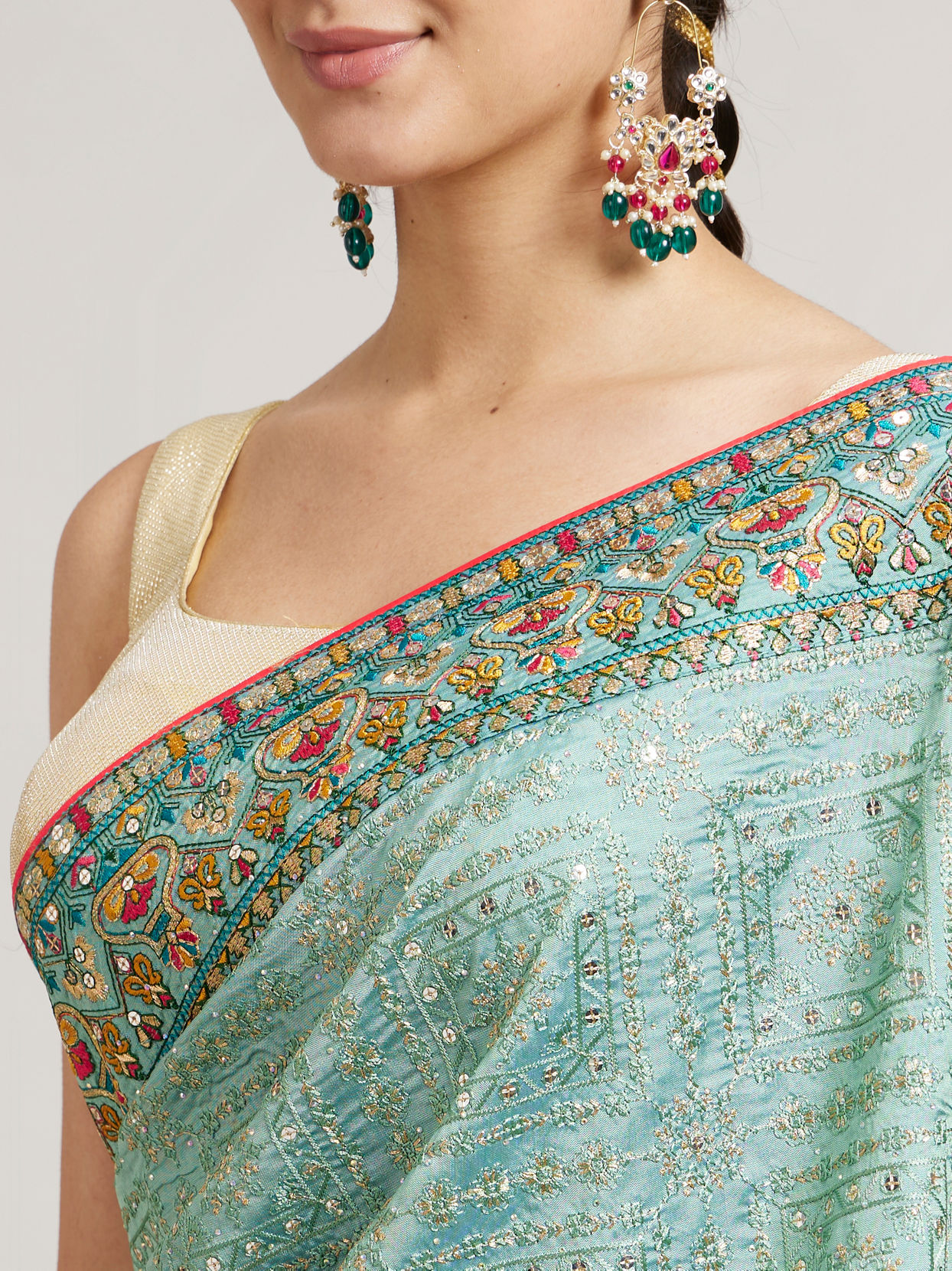 alt message - Mohey Women Sea Green Floral & Grid Patterned Saree with Sequin Work image number 3