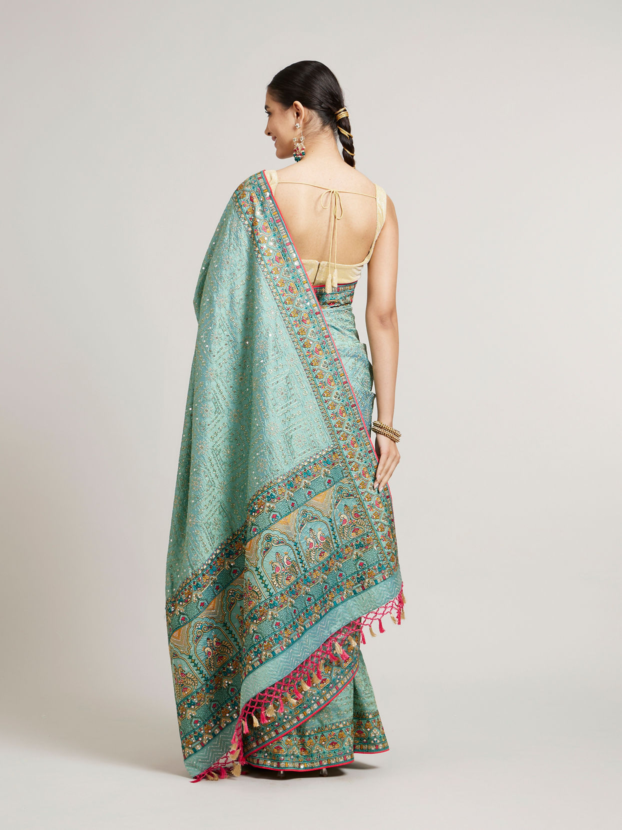 alt message - Mohey Women Sea Green Floral & Grid Patterned Saree with Sequin Work image number 4