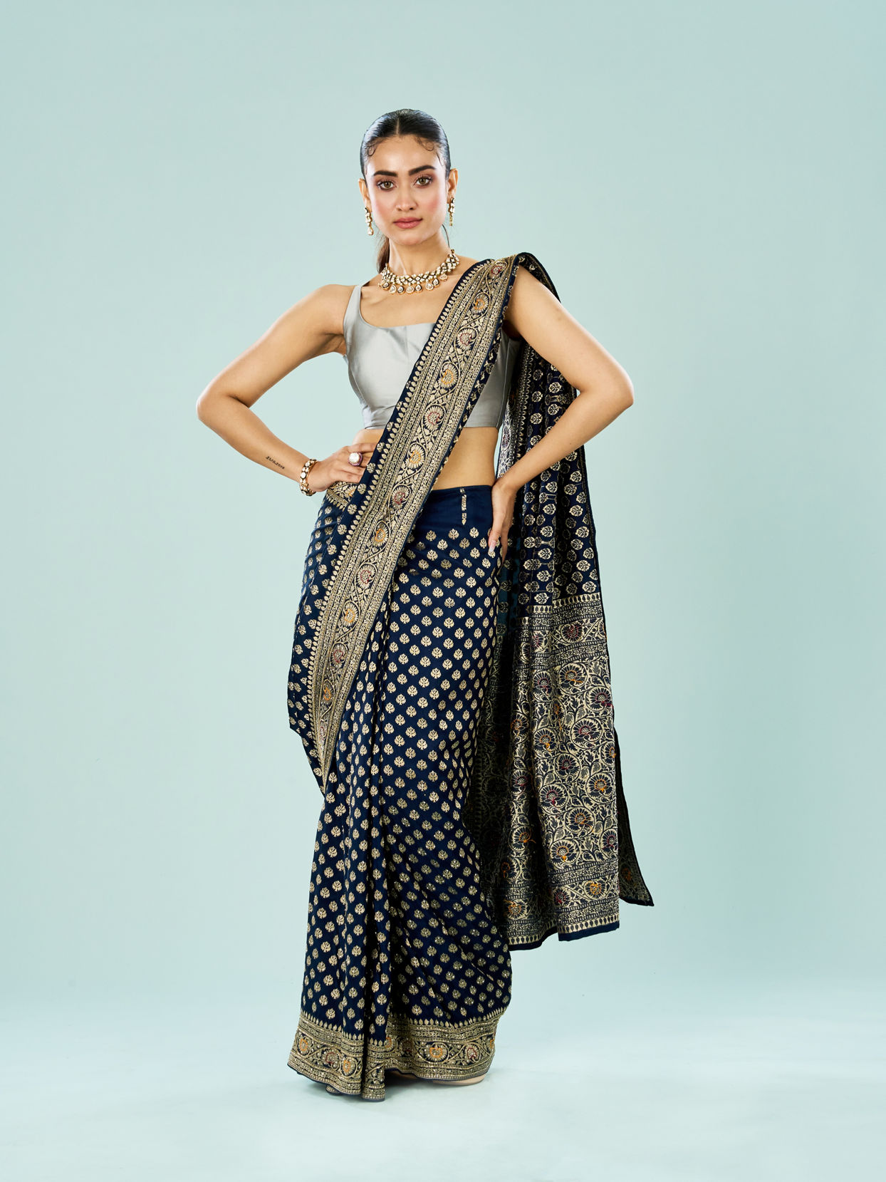 Mohey Women Enchanting Indigo Blue Saree