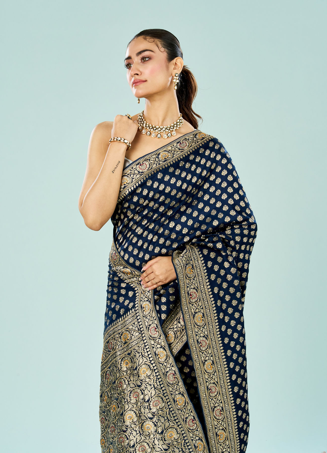 Mohey Women Enchanting Indigo Blue Saree
