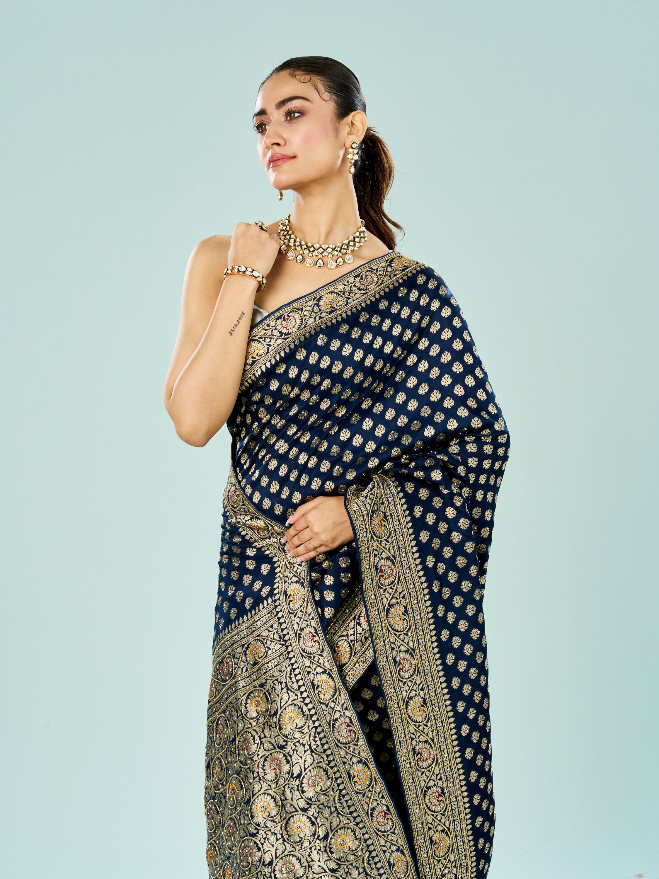 Mohey Women Enchanting Indigo Blue Saree