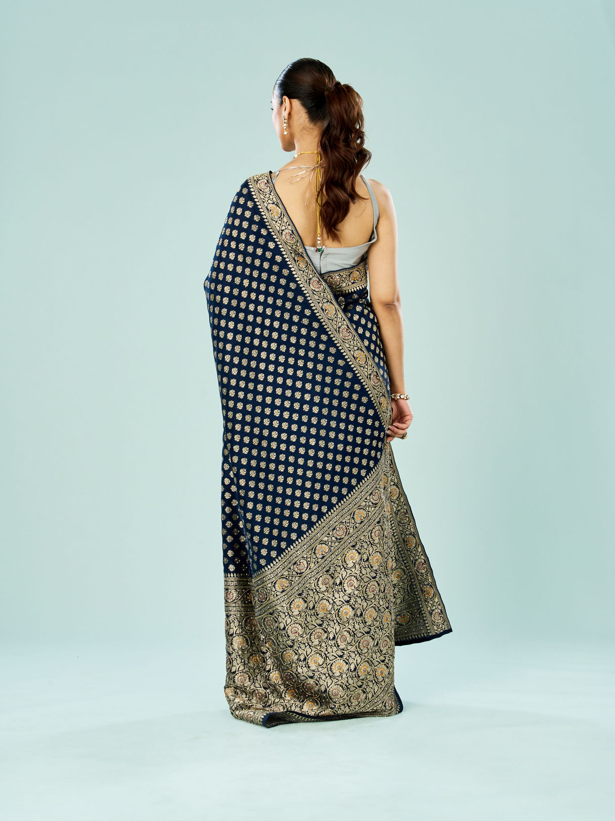 Mohey Women Enchanting Indigo Blue Saree