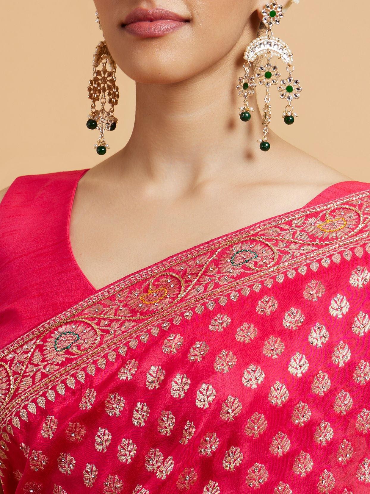 alt message - Mohey Women Rani Pink Buta Jaal Patterned Saree with Cutdana & Rhinestone Work image number 3