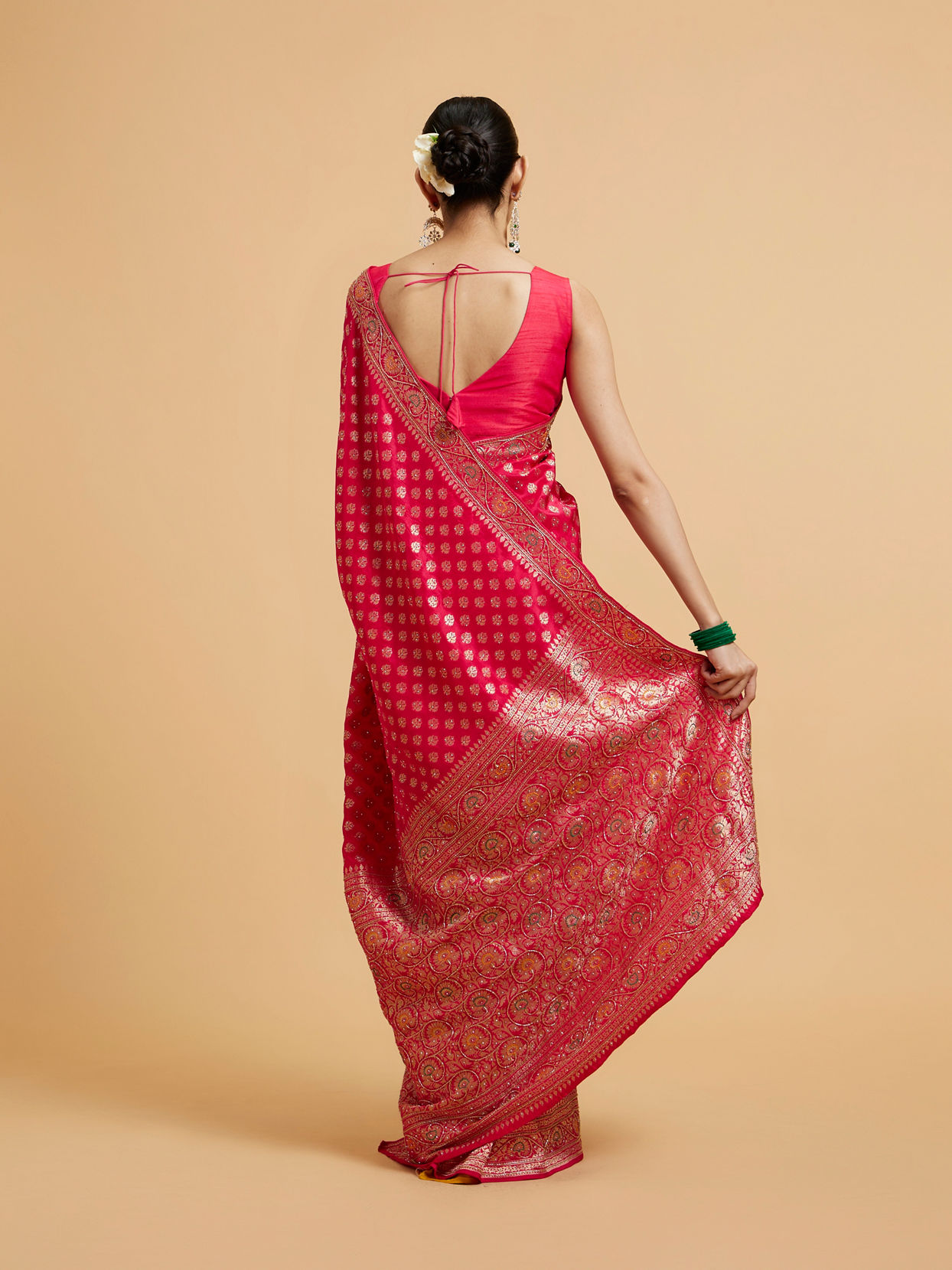 alt message - Mohey Women Rani Pink Buta Jaal Patterned Saree with Cutdana & Rhinestone Work image number 4