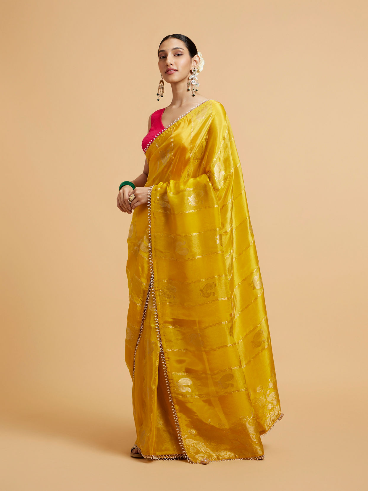 alt message - Mohey Women Effulgent Mustard Satin Saree image number 2