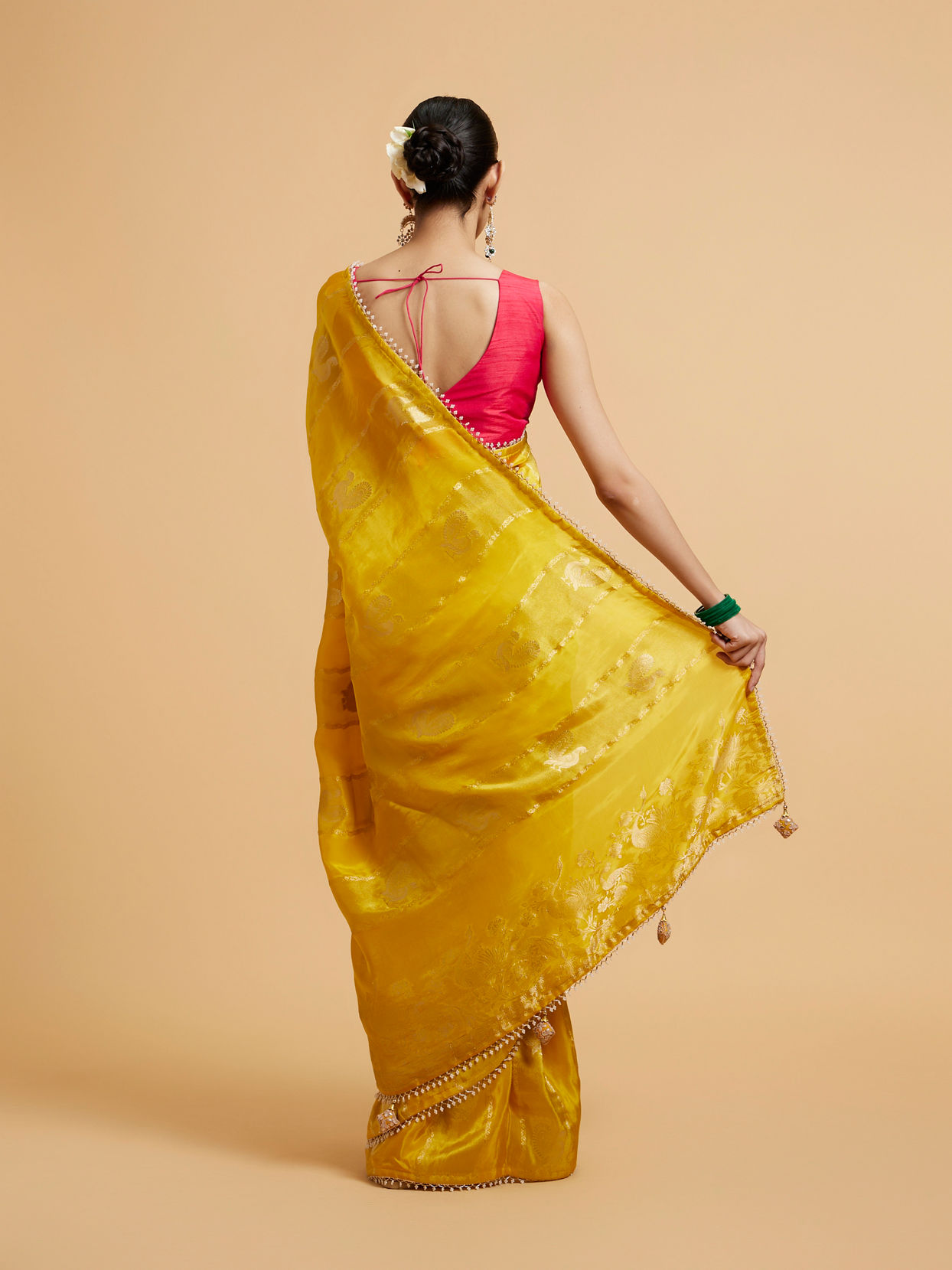 alt message - Mohey Women Effulgent Mustard Satin Saree image number 4