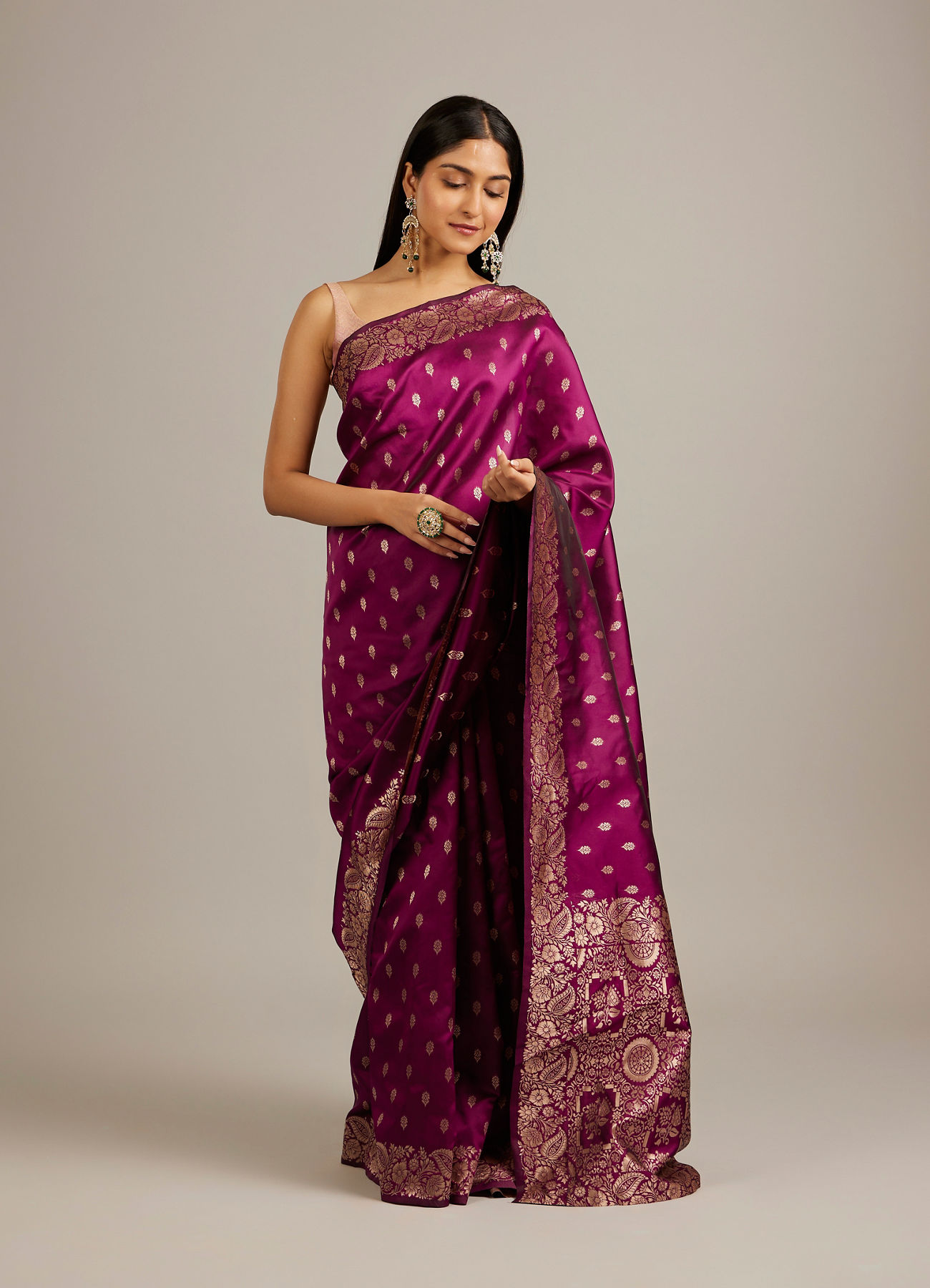 Mohey Women Wine Red Floral Buta Jaal Patterned Saree with Bel Buti Borders
