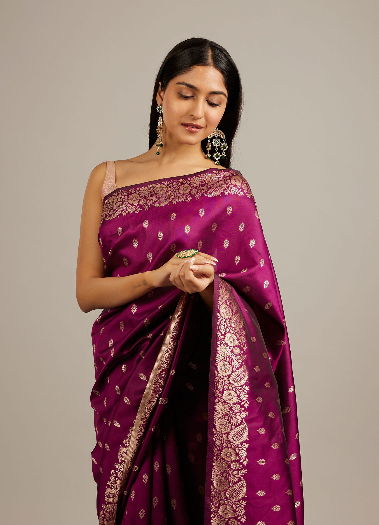 Mohey Women Wine Red Floral Buta Jaal Patterned Saree with Bel Buti Borders