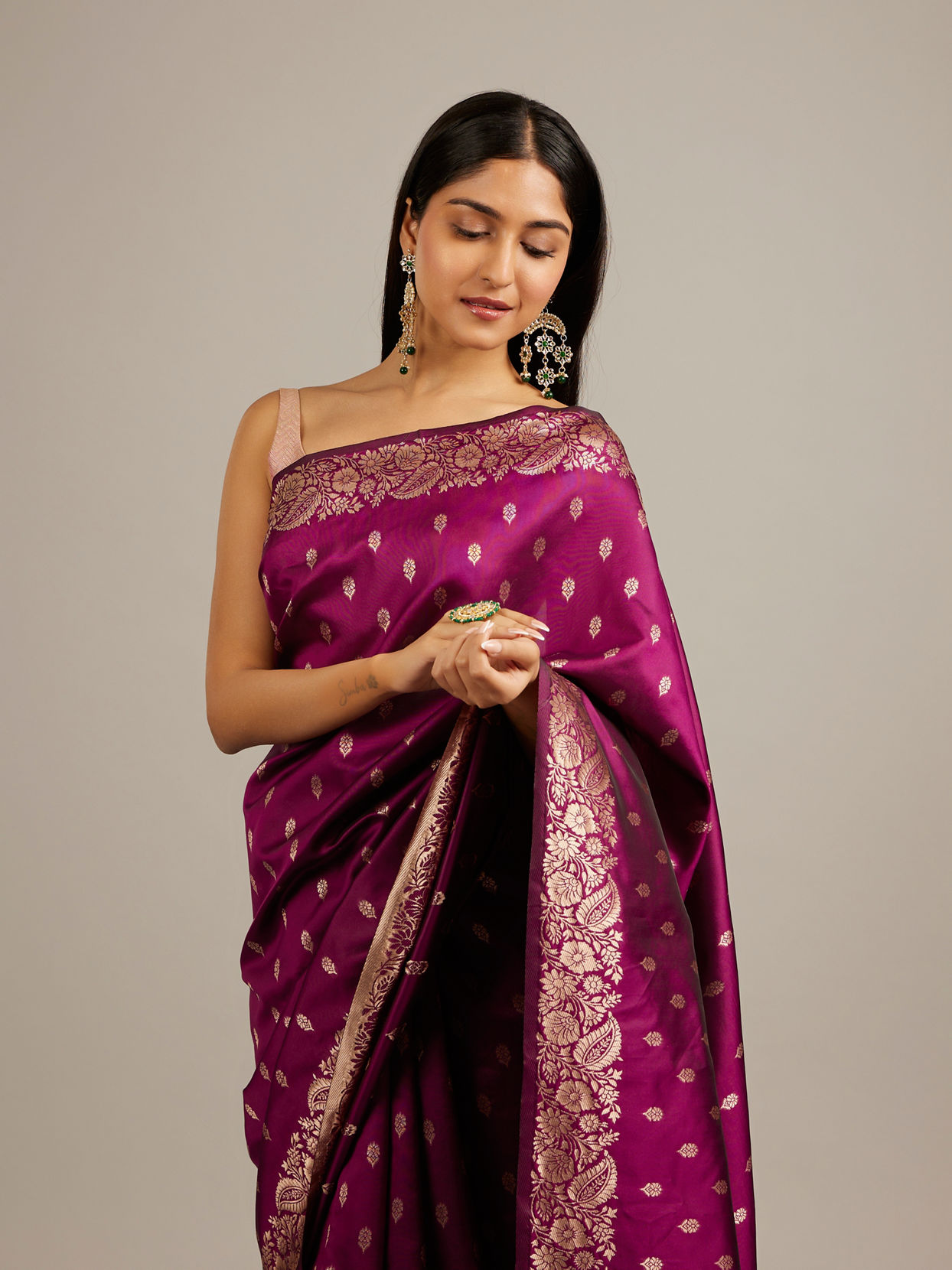 Mohey Women Wine Red Floral Buta Jaal Patterned Saree with Bel Buti Borders