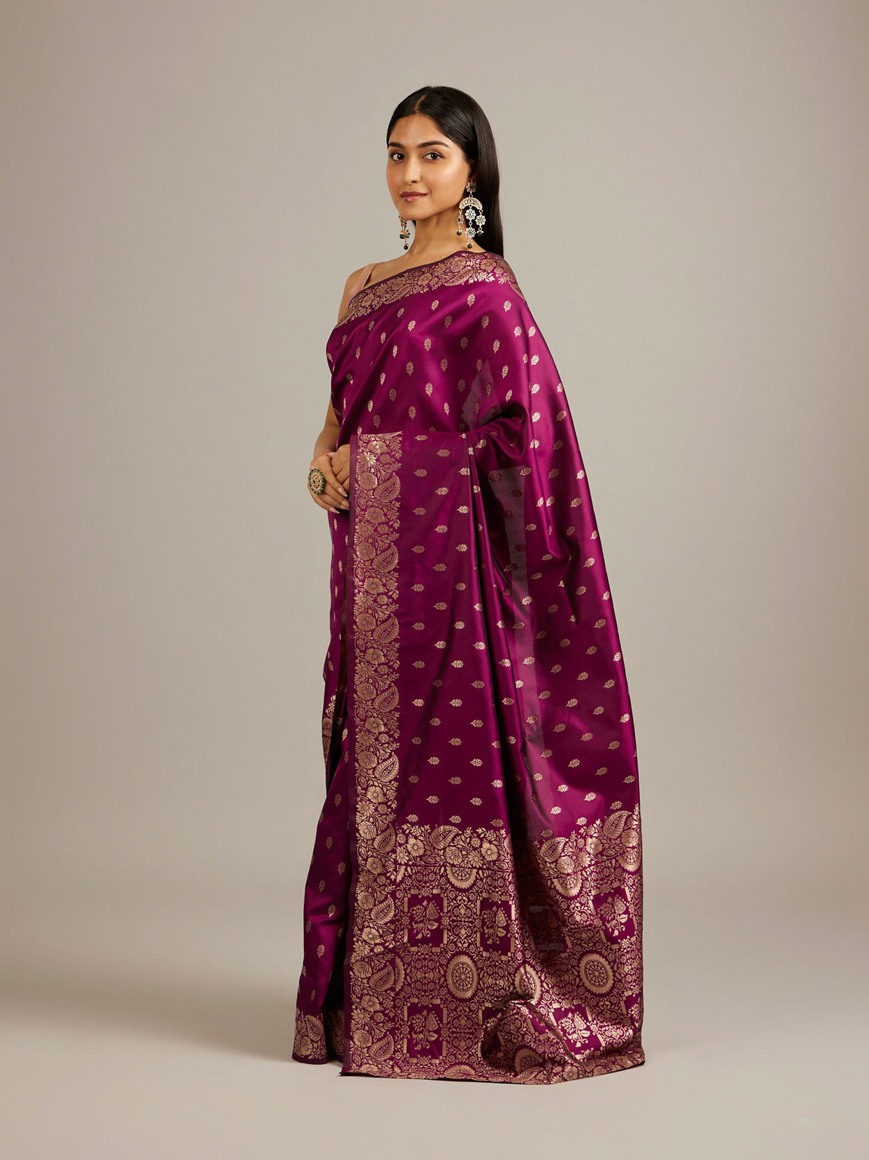 Mohey Women Wine Red Floral Buta Jaal Patterned Saree with Bel Buti Borders