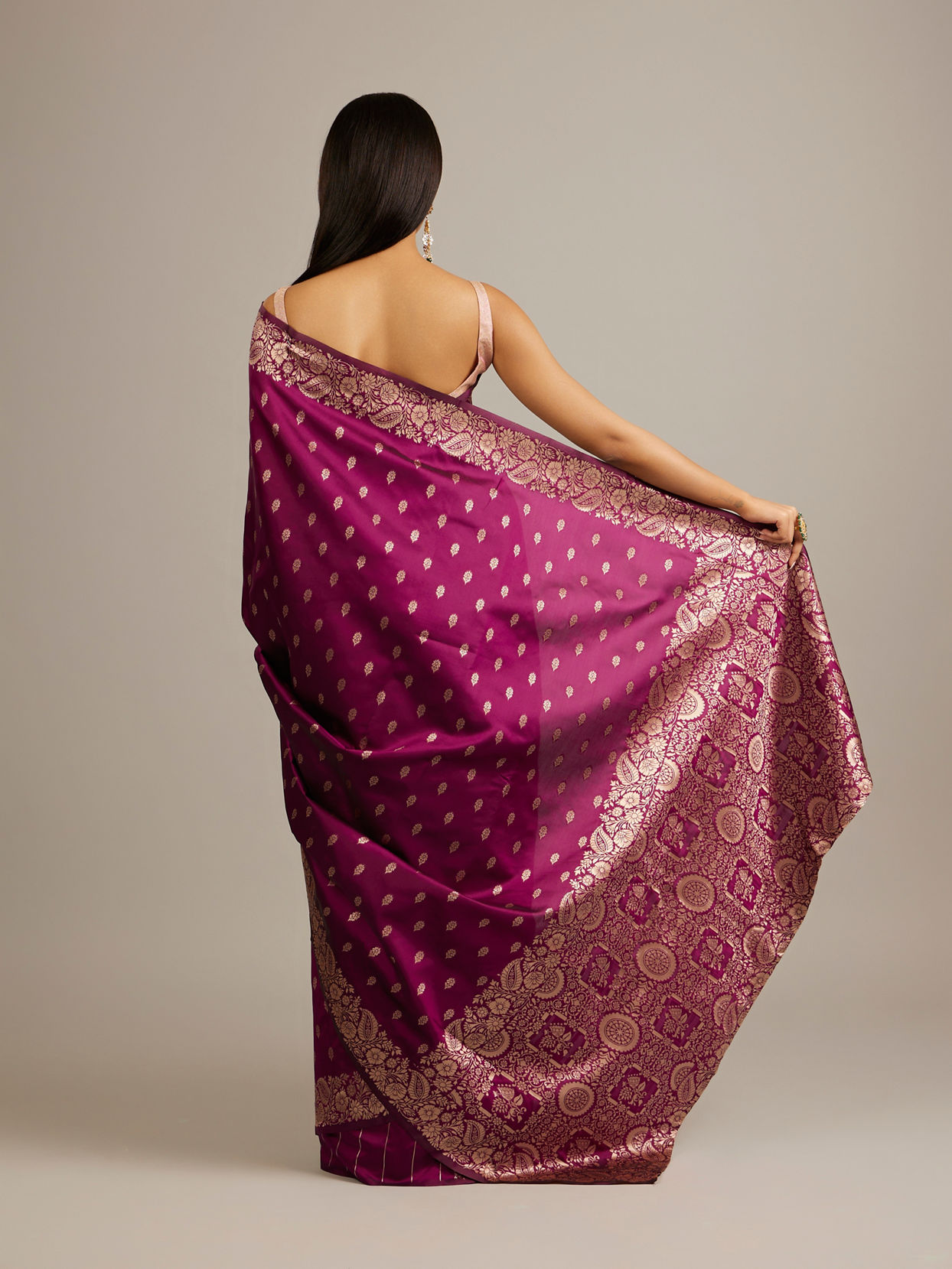 Mohey Women Wine Red Floral Buta Jaal Patterned Saree with Bel Buti Borders