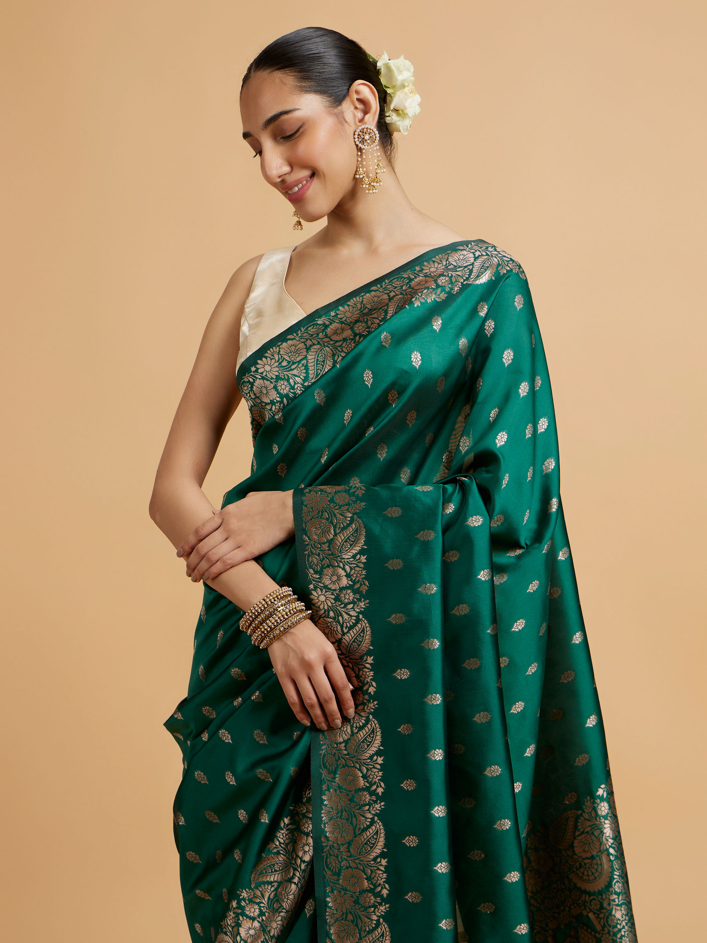 Mohey Women Bottle Green Floral Buta Patterned Saree with Intricate borders