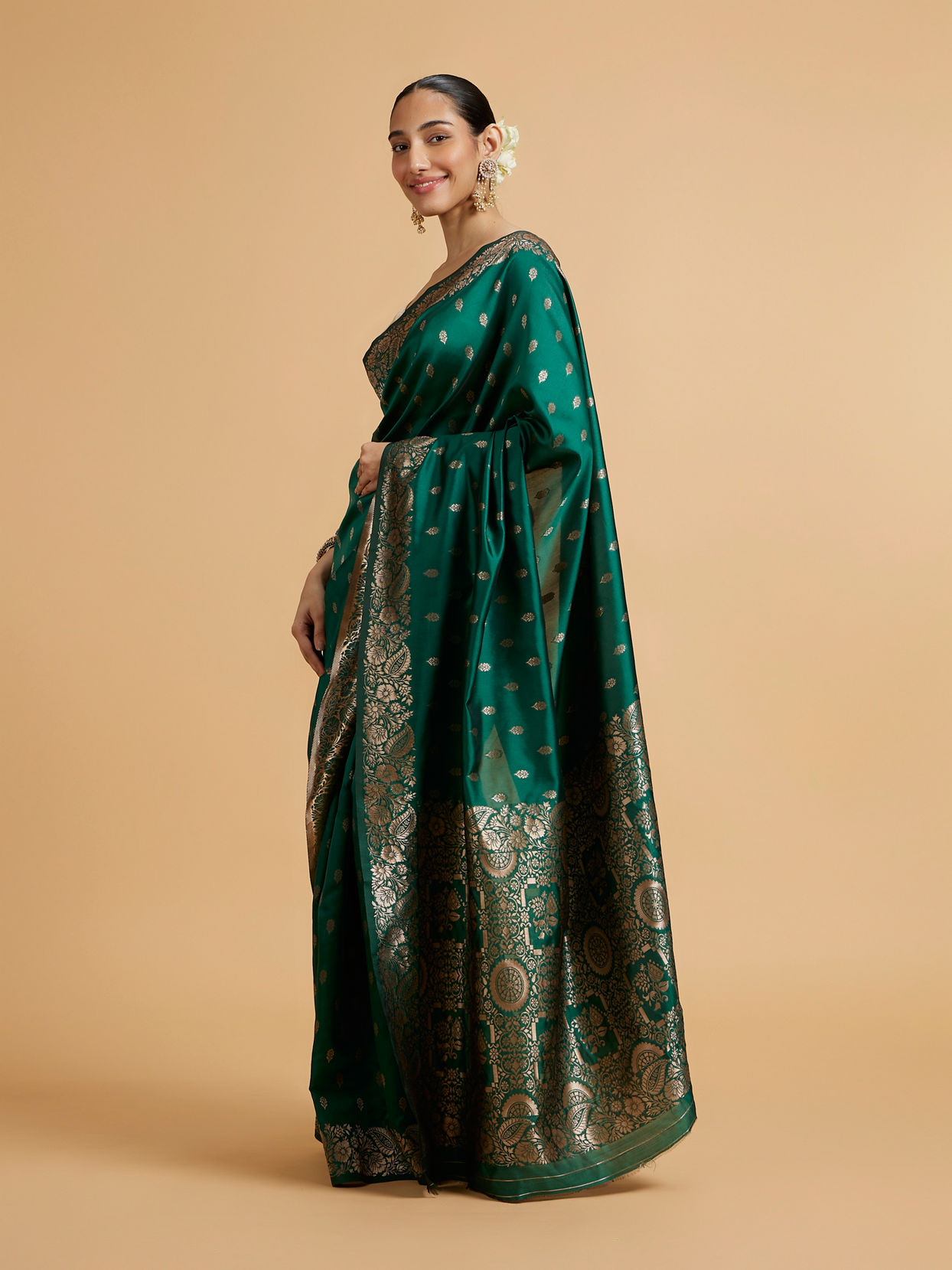 Mohey Women Bottle Green Floral Buta Patterned Saree with Intricate borders