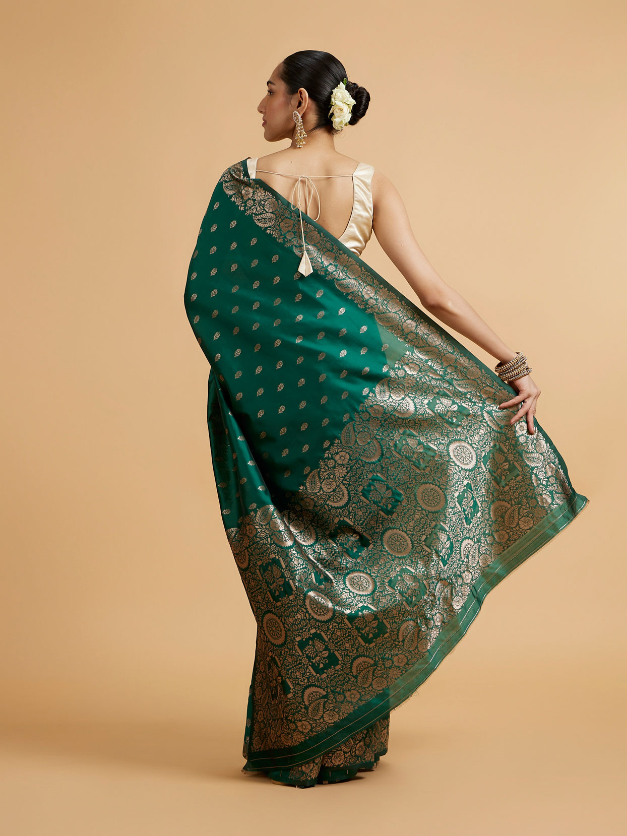 Mohey Women Bottle Green Floral Buta Patterned Saree with Intricate borders