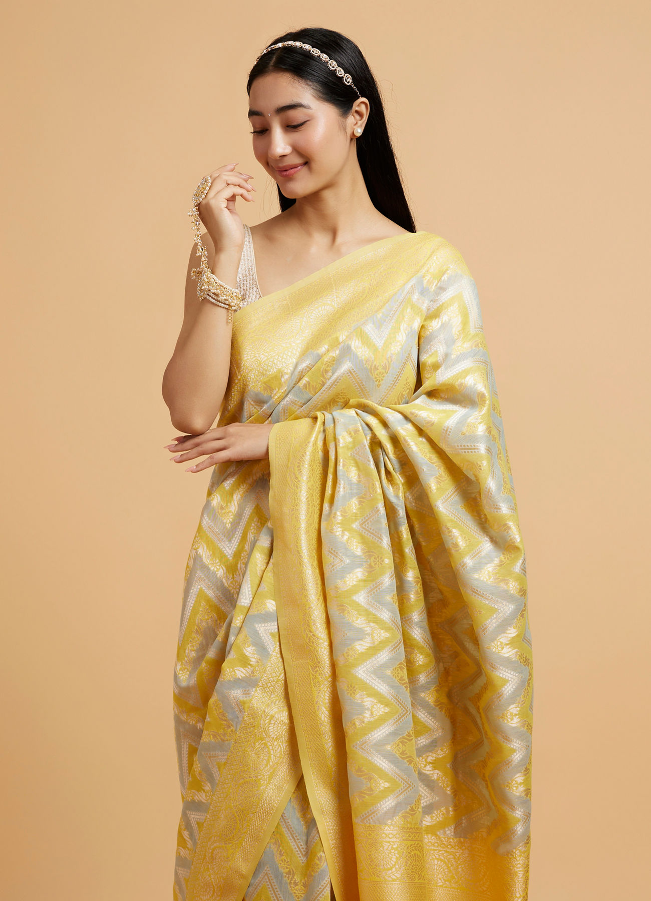 Mohey Women Sunshine Yellow Chevron Patterned Saree with Intricate Borders