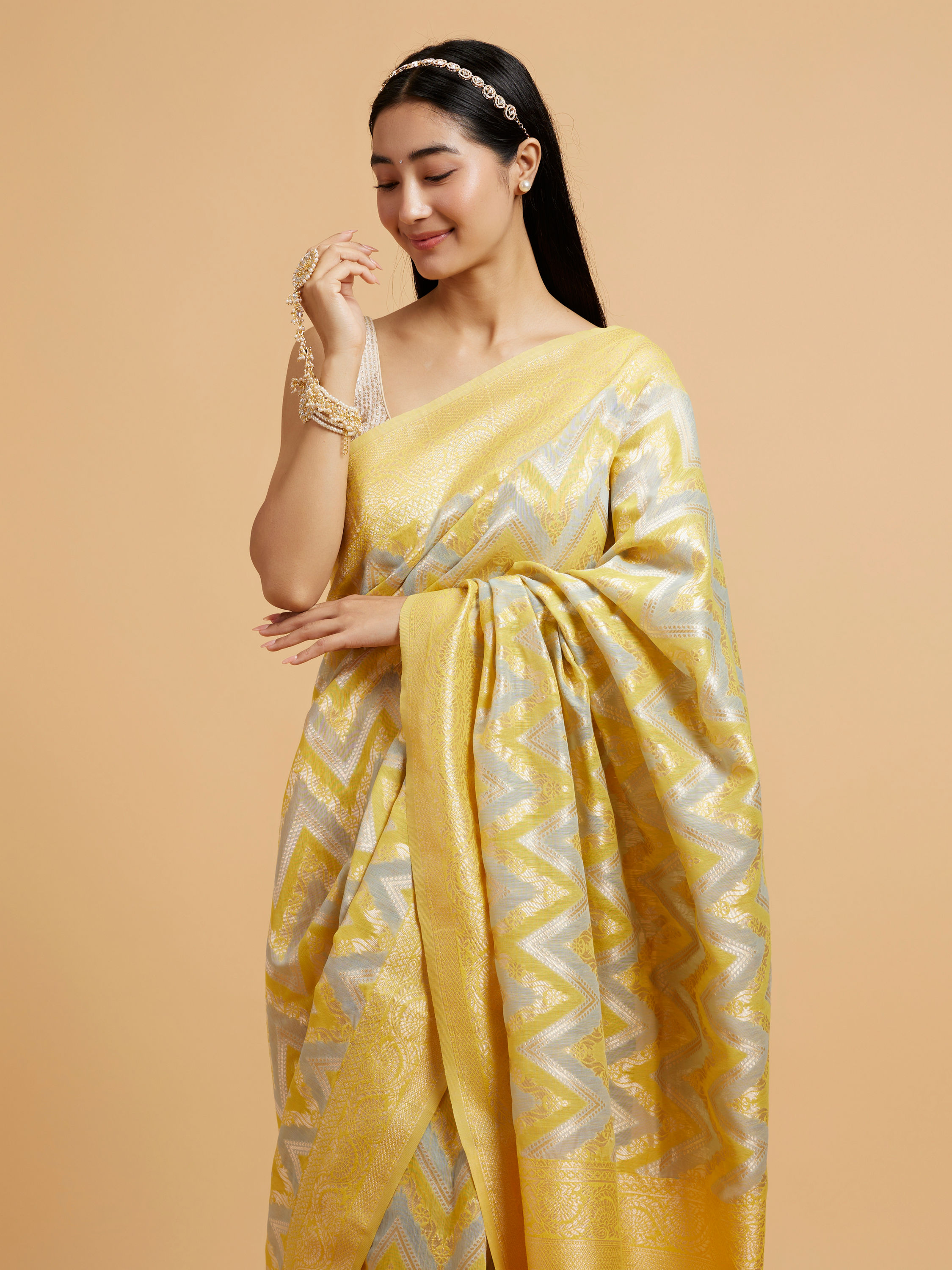 Mohey Women Sunshine Yellow Chevron Patterned Saree with Intricate Borders