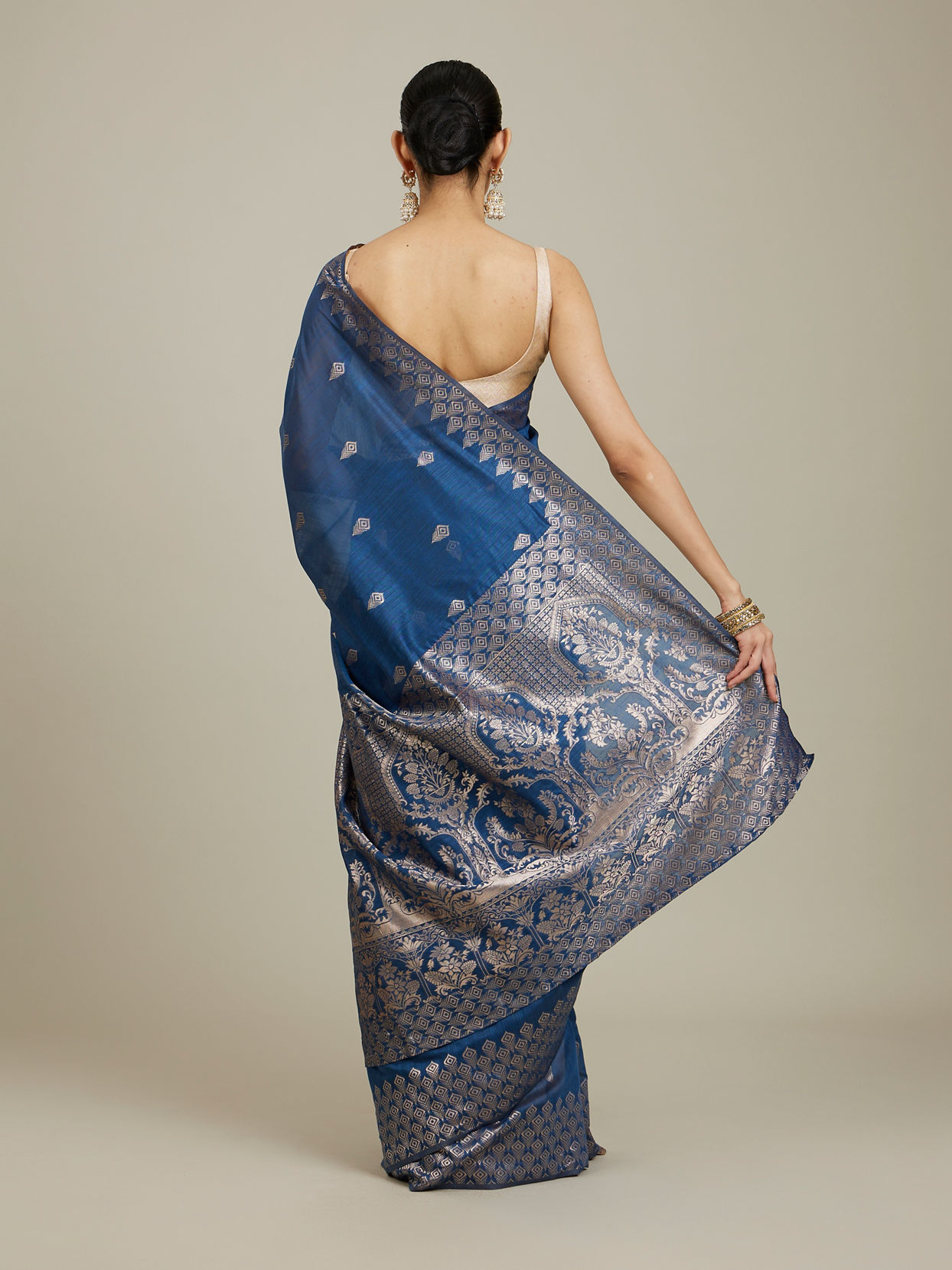 Mohey Women Indigo Blue Saree with Geometric Motifs and Floral Motifs on Border