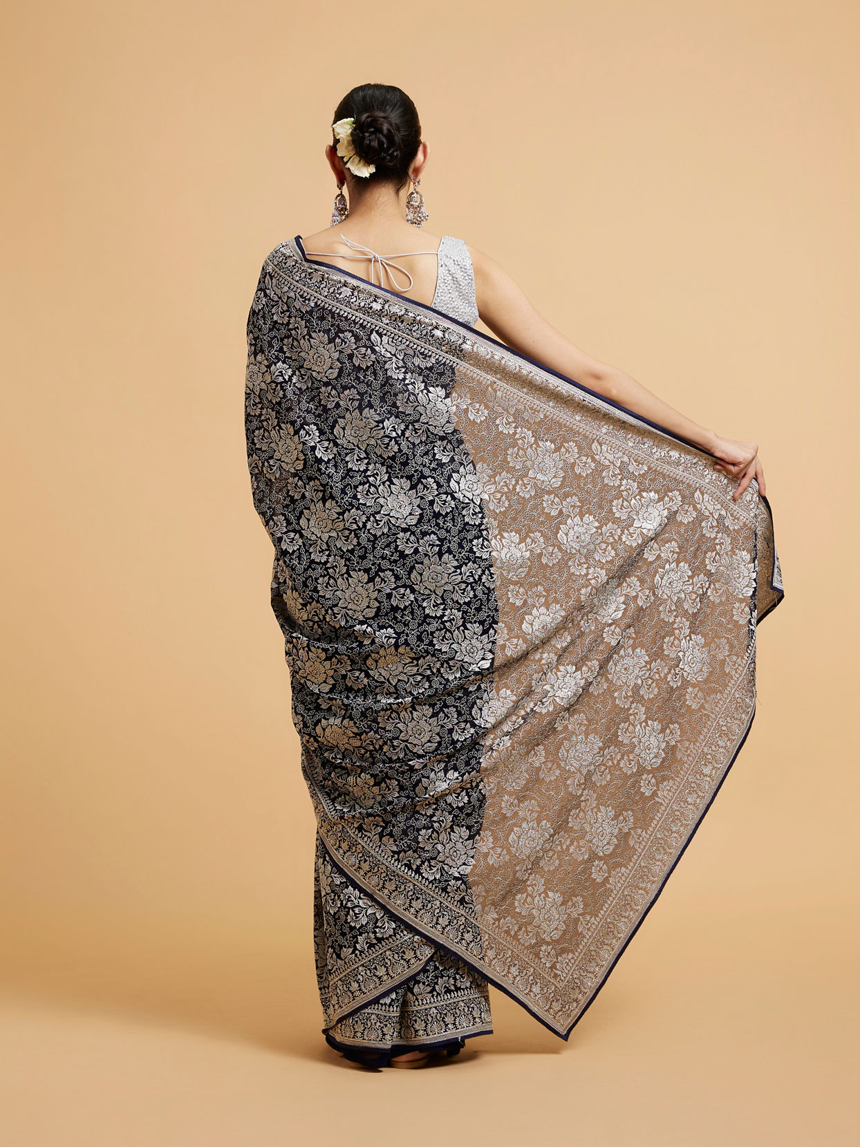 Mohey Women Indigo Blue Floral Patterned Saree with Sequin Work