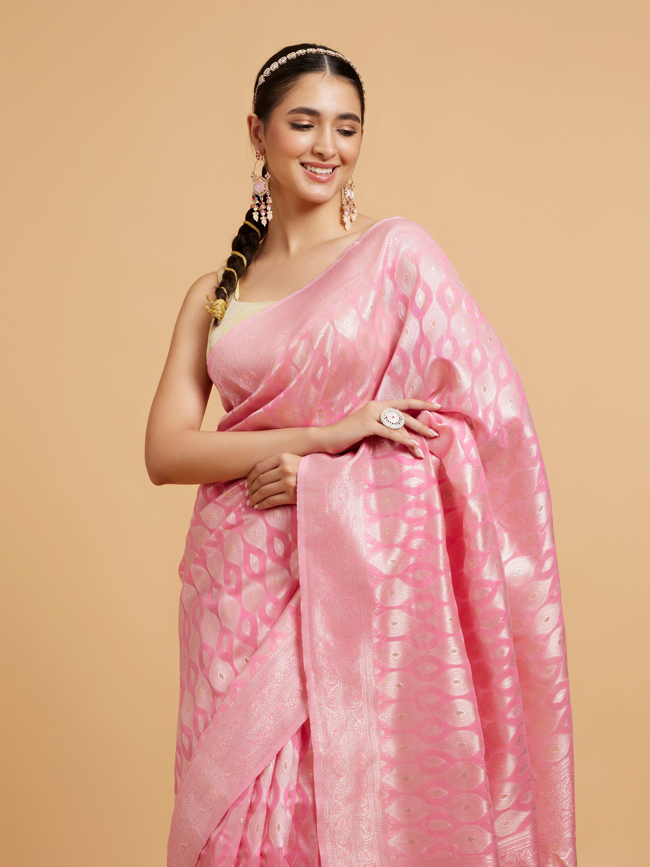 Mohey Women Barbie Pink Ogee Patterned Saree with Bel Patterned Borders