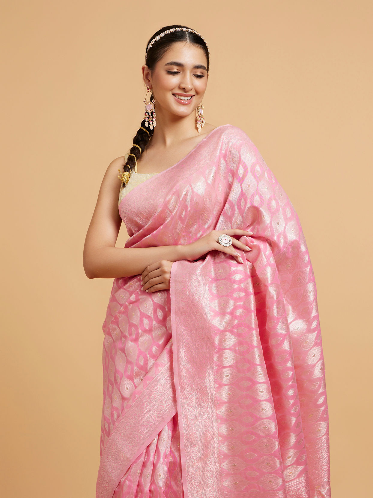 Mohey Women Barbie Pink Ogee Patterned Saree with Bel Patterned Borders image number 1