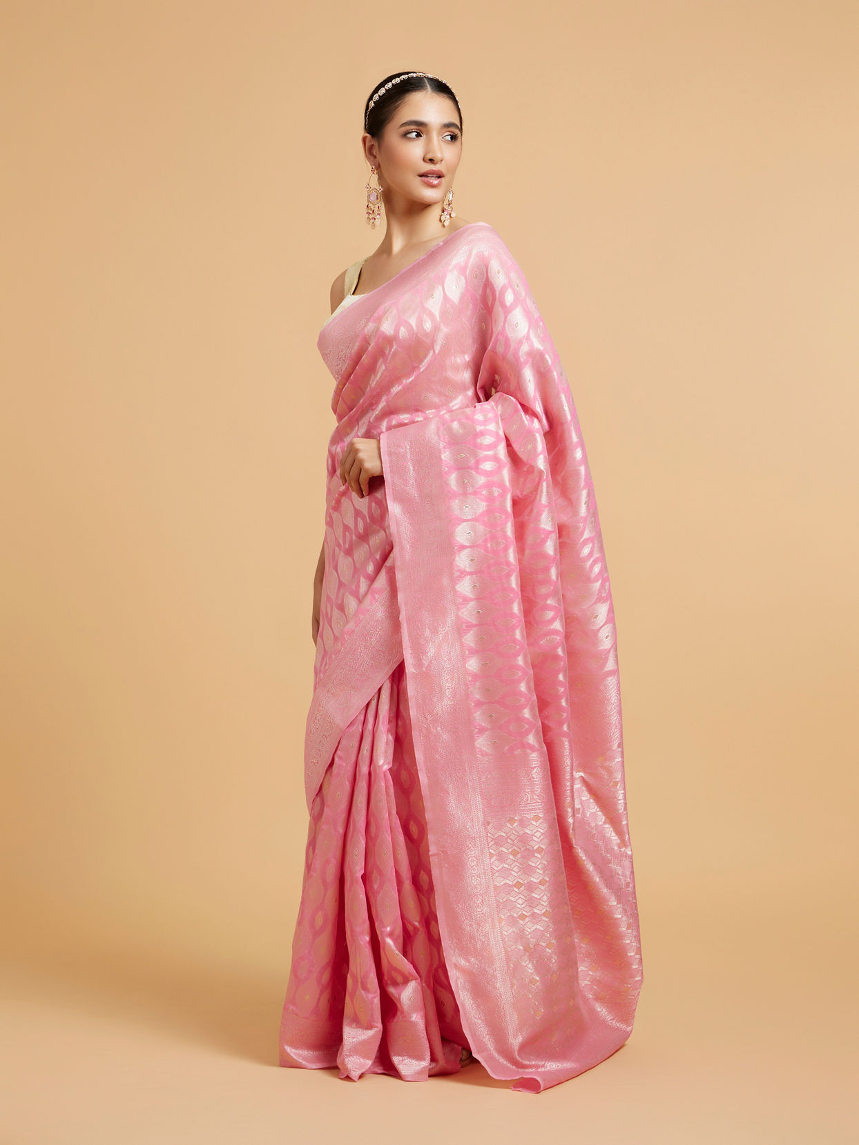 Mohey Women Barbie Pink Ogee Patterned Saree with Bel Patterned Borders image number 2