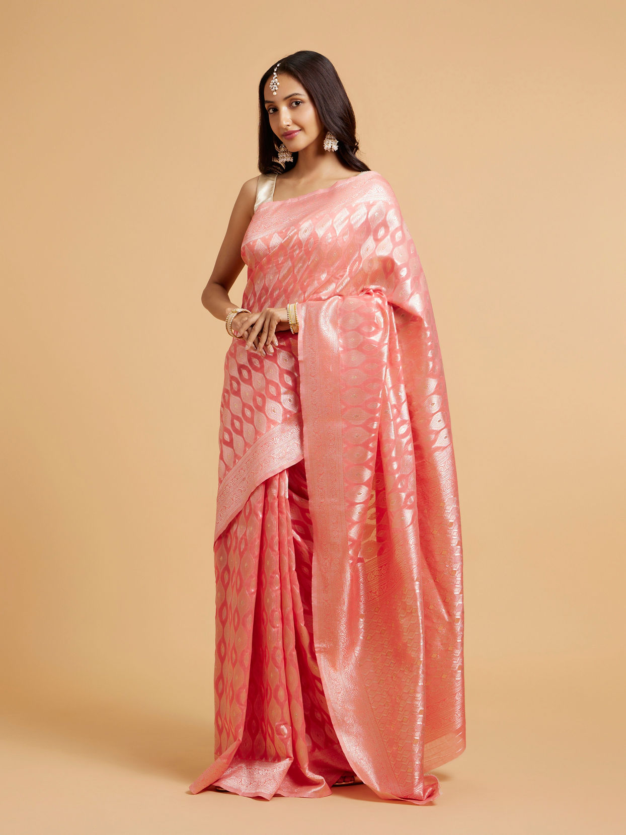 Mohey Women Soft Gajree Ogee Patterned Saree with Bel Patterned Borders image number 2