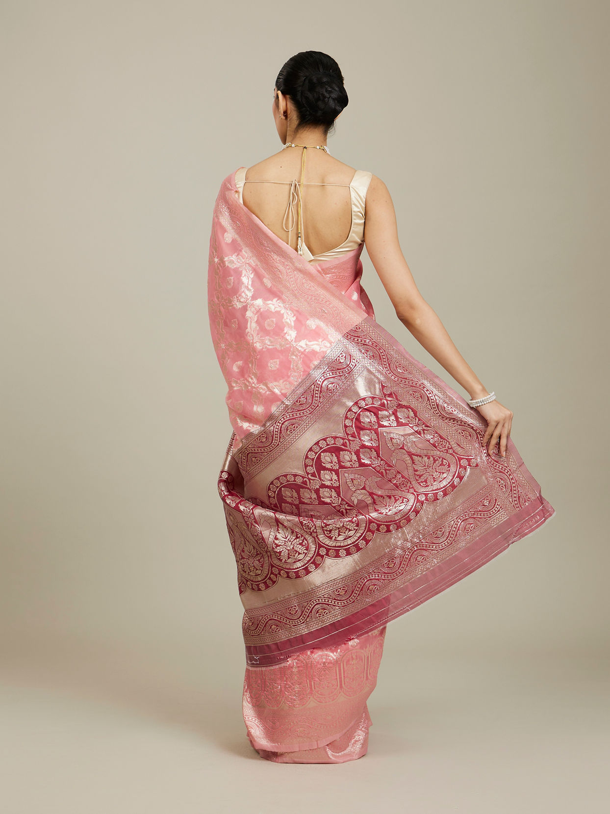 Mohey Women Pink Silk Extravagance Saree