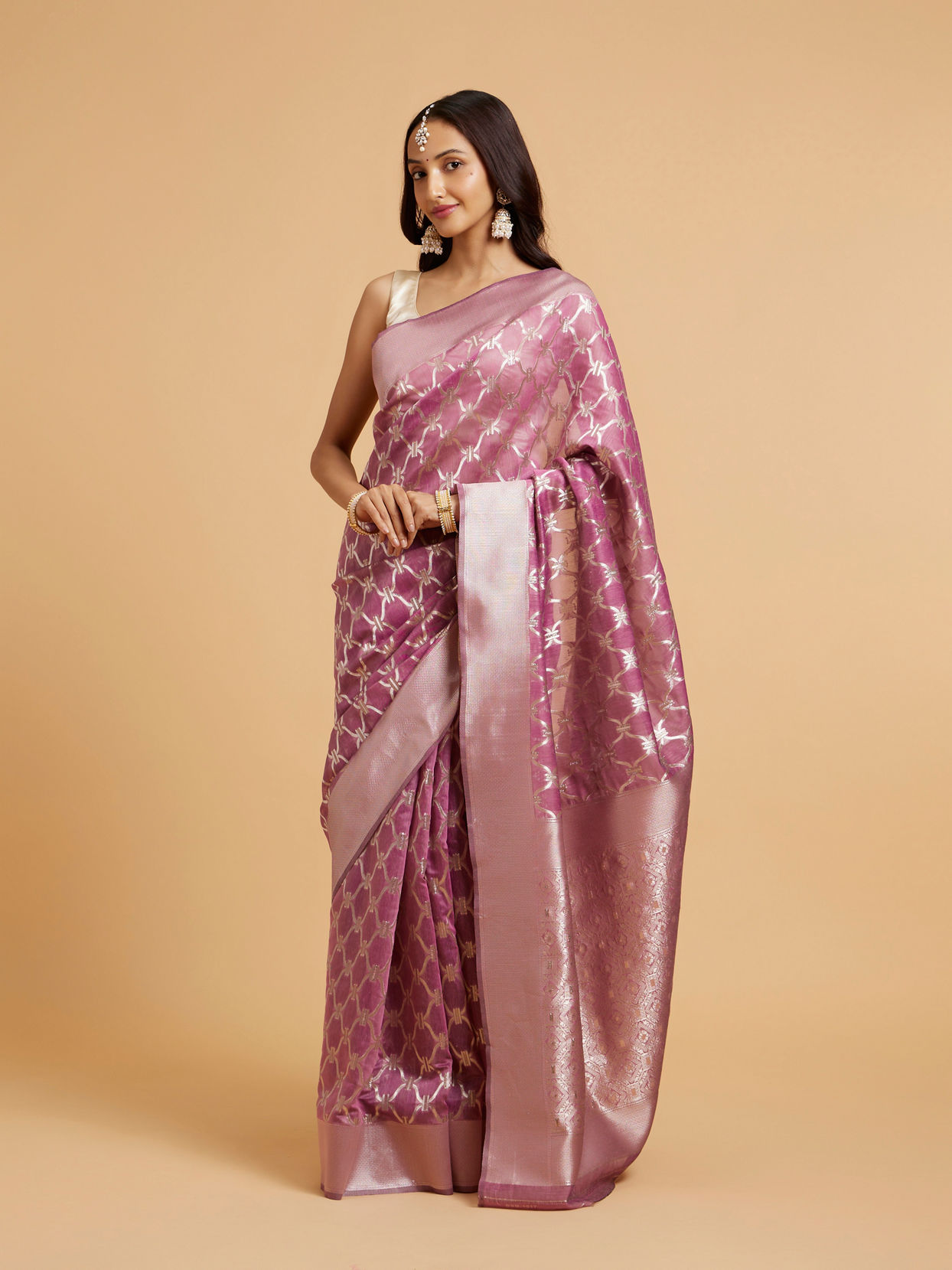 alt message - Mohey Women Elegant Radiance Purple Saree image number 2