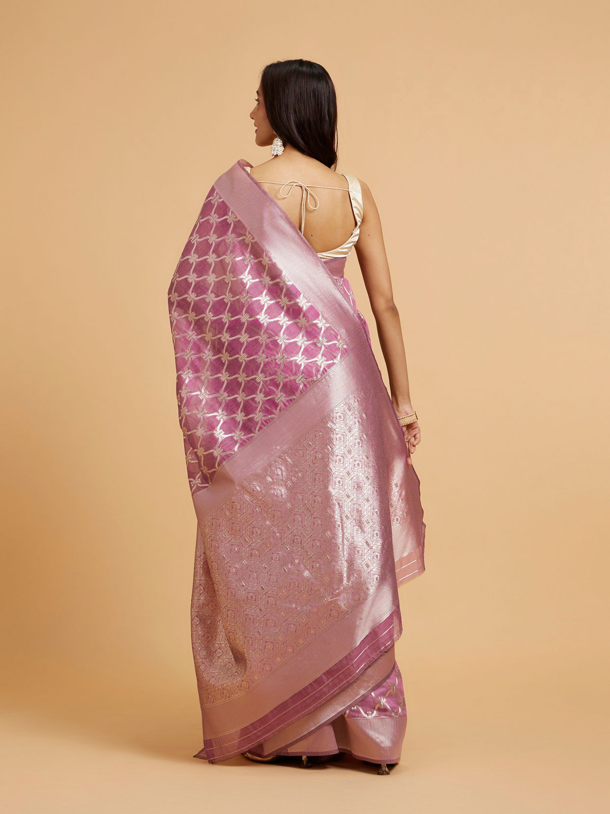 alt message - Mohey Women Elegant Radiance Purple Saree image number 4