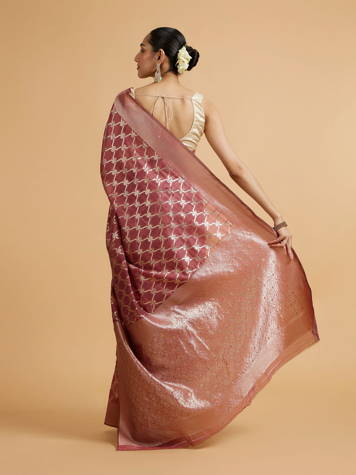 alt message - Mohey Women Dusty Pink Elegance Saree image number 4