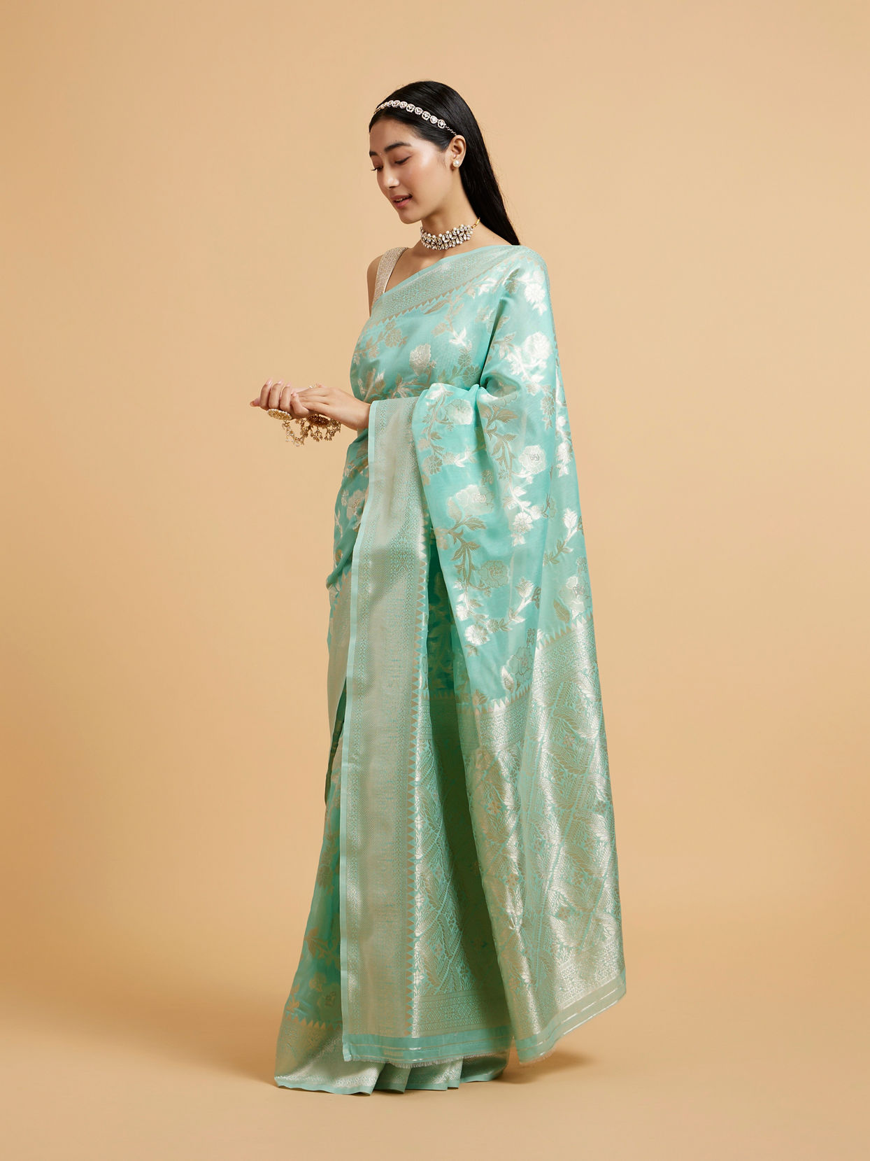 Mohey Women Sea Green Bel Buti Patterned Saree