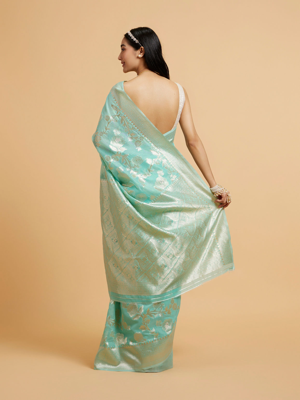 Mohey Women Sea Green Bel Buti Patterned Saree