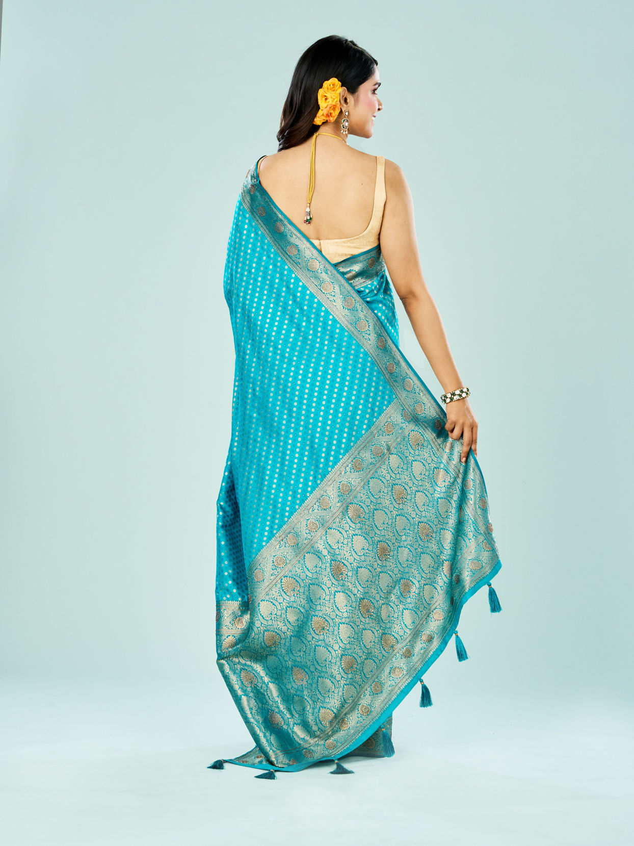 Mohey Women Sapphire Glow Traditional Saree